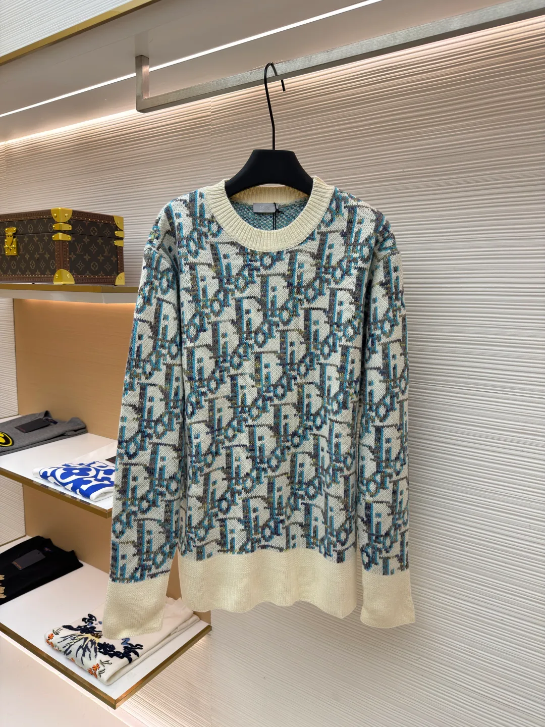 Dior presbyopic crew neck sweater ●Original version: purchased and developed for 14,000 ●Item number: 1681284-A85 ●Fabric: wool blended fabric ●Technology: jacquard weaving ●Version: fitted version ●Weight: about 700 grams ●Size: S-M-L ●Description: The wool is custom-dyed with imported premium 100% wool yarn, and jacquard weaving is carried out using an imported 5-gauge wool loom. A single piece takes 190 minutes, and is woven at a parallel and even speed. The whole piece of clothing is clear. The drawings are drawn by experienced masters, and the pattern is positioned according to YB. Specific three-label washing. The overall wiring is straight and delicate. The fabric is comfortable and soft, and the color is consistent without color difference. It can be matched with the same style to create a fashionable look, and can be used in various occasions. Customized accessories, complete with three standards, same style for men and women!