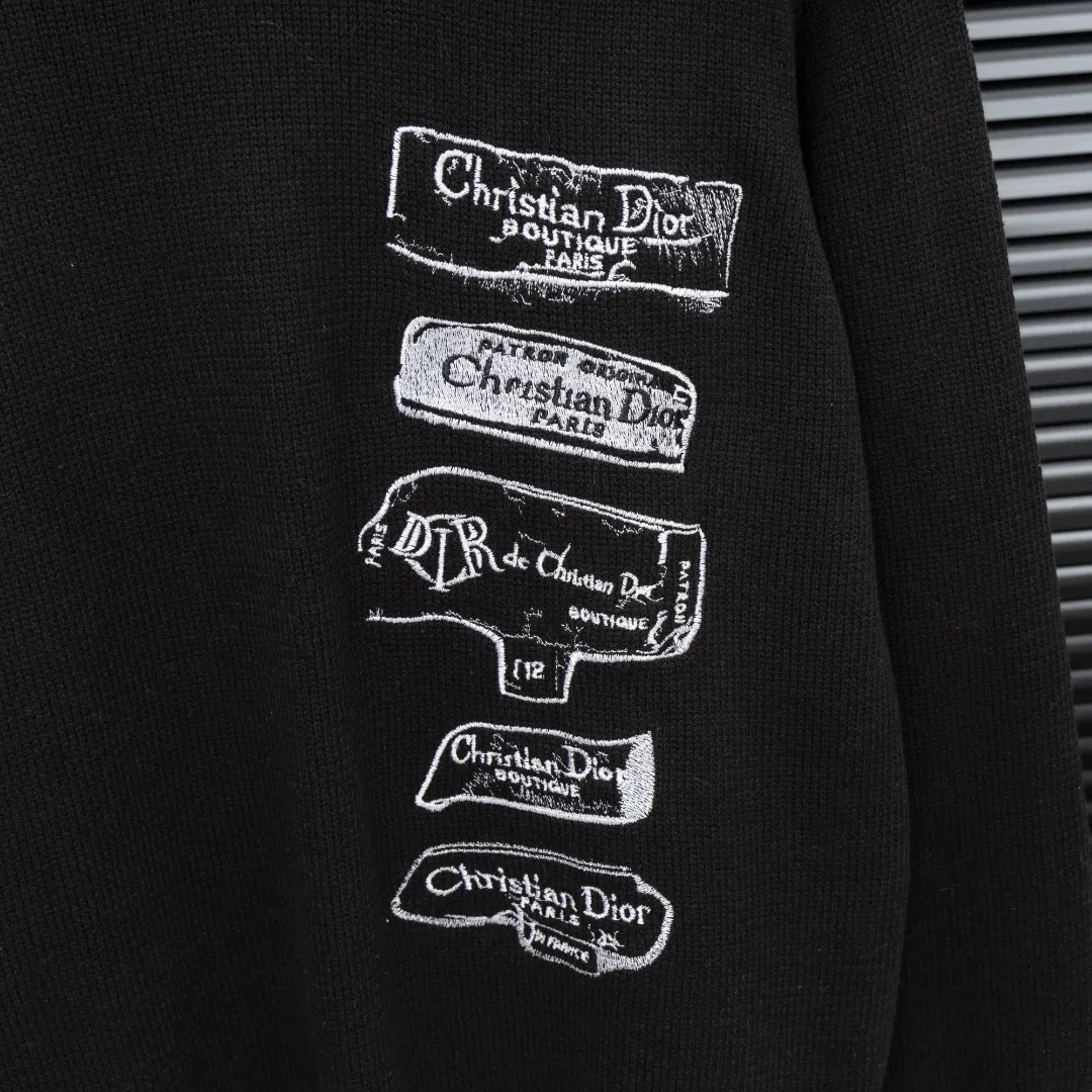 🅿️330 Style: DIOR Dior destination logo knitted long-sleeved sweater Size: S-XXL Fabric: Wool blend Accessories: Full set of customized original accessories No gender distinction, same style for men and women