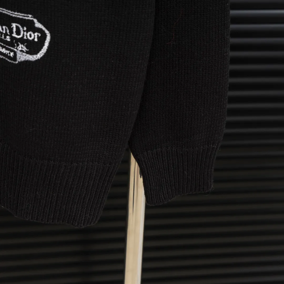 🅿️330 Style: DIOR Dior destination logo knitted long-sleeved sweater Size: S-XXL Fabric: Wool blend Accessories: Full set of customized original accessories No gender distinction, same style for men and women