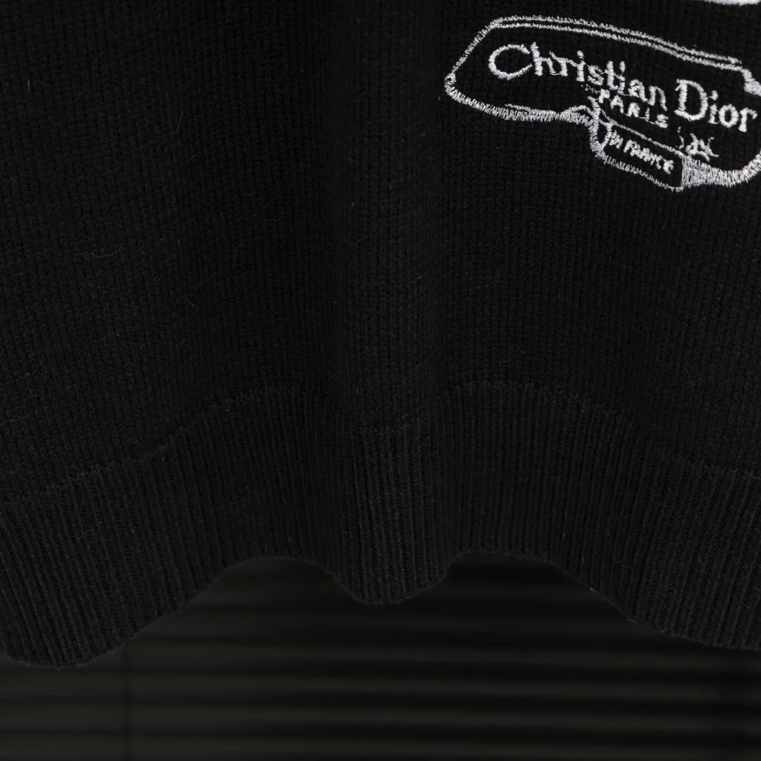 🅿️330 Style: DIOR Dior destination logo knitted long-sleeved sweater Size: S-XXL Fabric: Wool blend Accessories: Full set of customized original accessories No gender distinction, same style for men and women