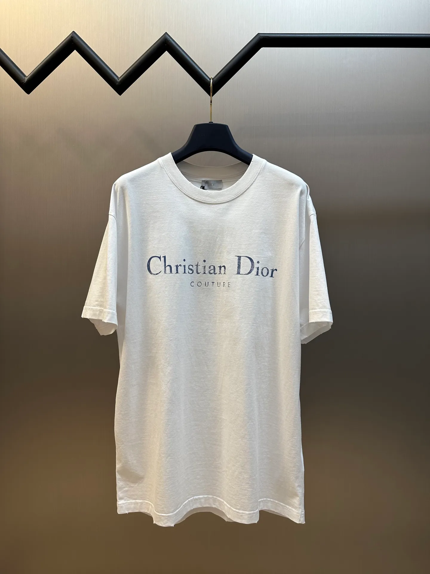 🅿️280 Dior Bad Dot Print Letter Short Sleeve This Christian Dior Couture short sleeve is a new product of the 25th autumn men's wear series, adding a fashionable temperament to the classic items in the wardrobe. Crafted from distressed-effect cotton jersey, it's enhanced with a Christian Dior Couture signature print on the chest. Wear it with jeans or shorts for a casual look.  size：xs s m l