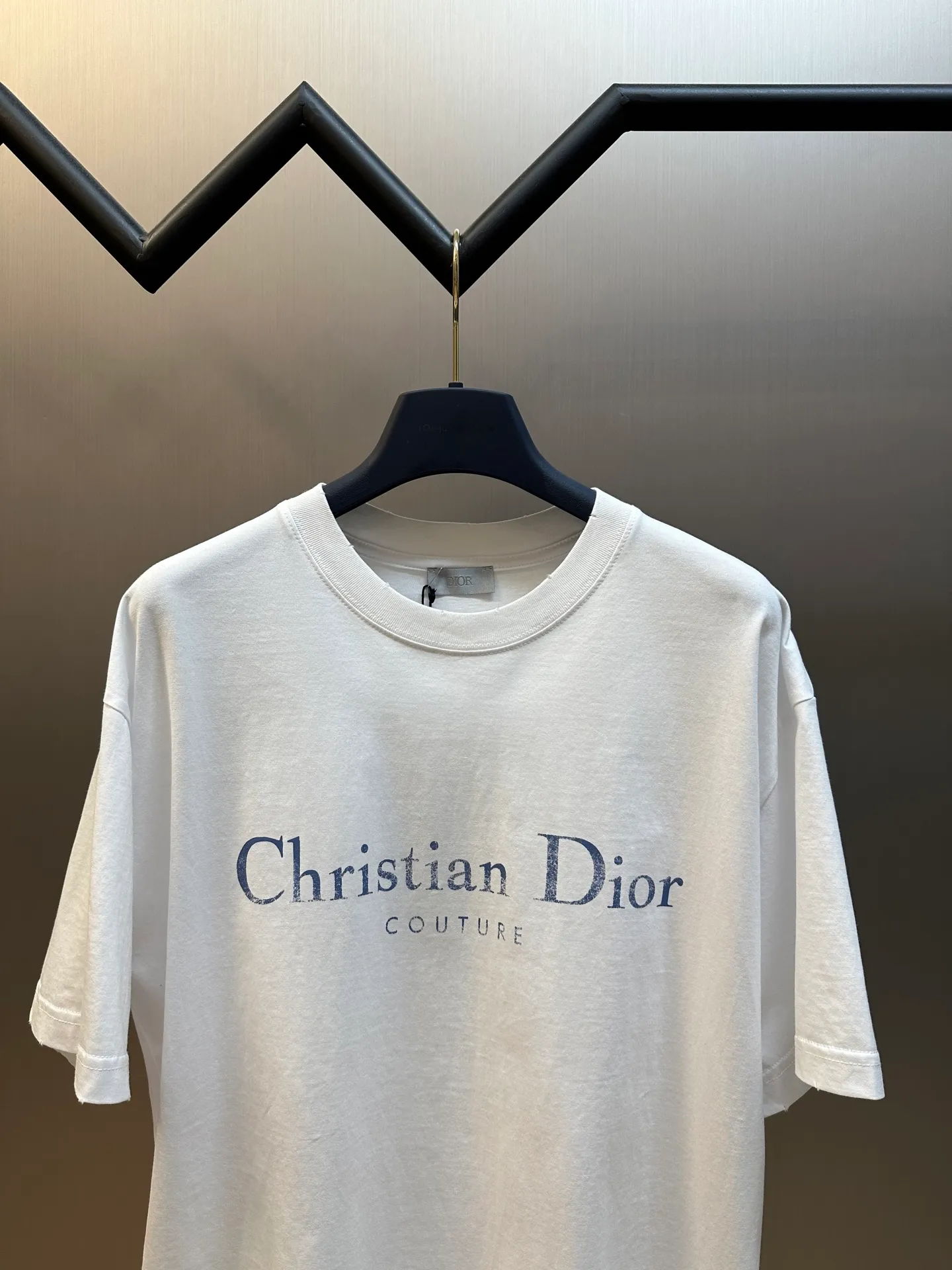 🅿️280 Dior Bad Dot Print Letter Short Sleeve This Christian Dior Couture short sleeve is a new product of the 25th autumn men's wear series, adding a fashionable temperament to the classic items in the wardrobe. Crafted from distressed-effect cotton jersey, it's enhanced with a Christian Dior Couture signature print on the chest. Wear it with jeans or shorts for a casual look.  size：xs s m l