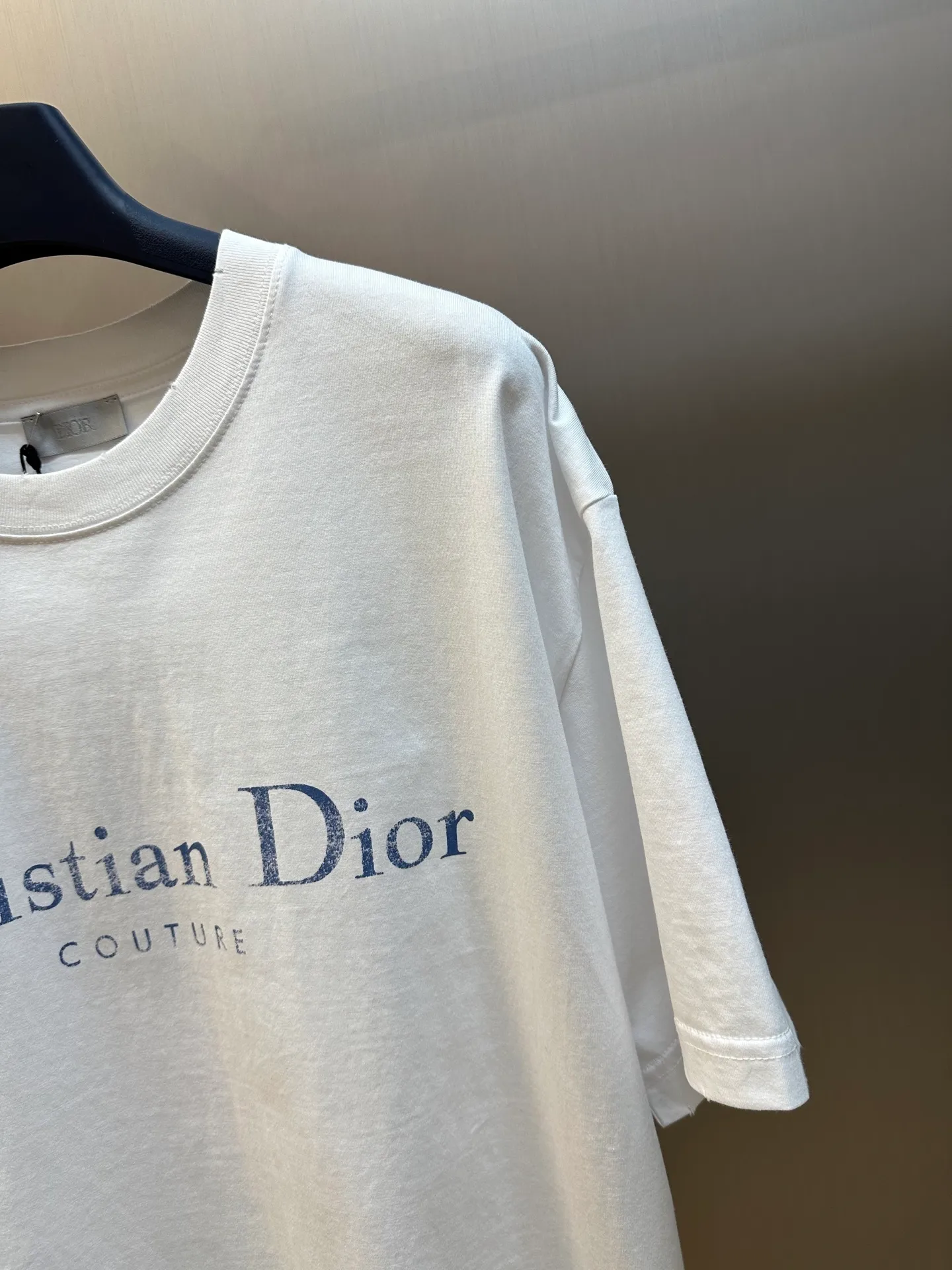 🅿️280 Dior Bad Dot Print Letter Short Sleeve This Christian Dior Couture short sleeve is a new product of the 25th autumn men's wear series, adding a fashionable temperament to the classic items in the wardrobe. Crafted from distressed-effect cotton jersey, it's enhanced with a Christian Dior Couture signature print on the chest. Wear it with jeans or shorts for a casual look.  size：xs s m l
