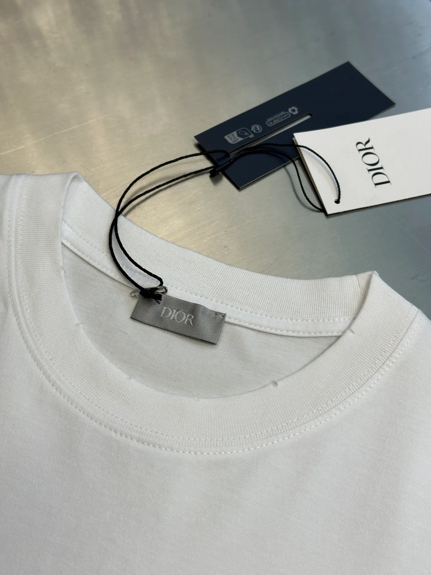 🅿️280 Dior Bad Dot Print Letter Short Sleeve This Christian Dior Couture short sleeve is a new product of the 25th autumn men's wear series, adding a fashionable temperament to the classic items in the wardrobe. Crafted from distressed-effect cotton jersey, it's enhanced with a Christian Dior Couture signature print on the chest. Wear it with jeans or shorts for a casual look.  size：xs s m l