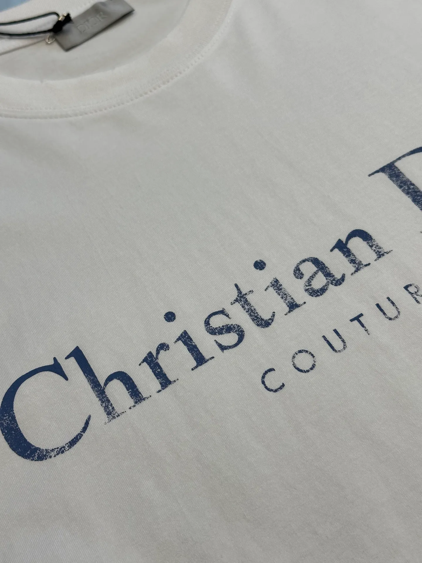 🅿️280 Dior Bad Dot Print Letter Short Sleeve This Christian Dior Couture short sleeve is a new product of the 25th autumn men's wear series, adding a fashionable temperament to the classic items in the wardrobe. Crafted from distressed-effect cotton jersey, it's enhanced with a Christian Dior Couture signature print on the chest. Wear it with jeans or shorts for a casual look.  size：xs s m l