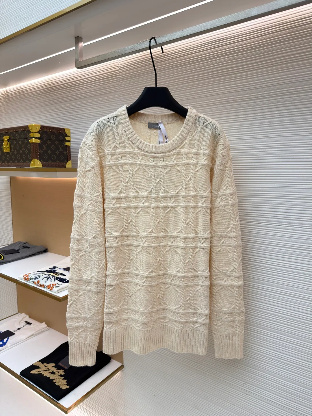 DIOR cashmere fabric cannage pattern sweater ●Original version: 22000 purchased and developed ●Item number: 1681445-B40 ●Fabric: wool blended fabric ●Technology: knitted ●Color: off-white ●Version: fitted version ●Weight: about 640 grams ●Size: S-M-L-XL ●Description: This sweater is made of high-quality wool blended fabric and uses precision jacquard knitting technology to present the brand's iconic texture pattern, which is soft to the touch and has excellent warmth retention. The round neck structure is processed by overlocking technology, and the neckline fits the neck and is not easily deformed. The overall knitting process adopts high-density weaving method, the jacquard texture is three-dimensional and uniform, and the body is smooth without missing stitches. From fabric selection to detailed control of jacquard craftsmanship, every process reflects Dior's ultimate pursuit of craftsmanship precision and luxurious style. It not only retains the classic warmth of knitted sweaters, but also demonstrates the brand's high recognition through unique jacquard design. It is a fusion of knitting craftsmanship and high-end fashion design. The overall wiring is straight and delicate, the fabric is comfortable and soft, and the color is consistent without color difference. It can be matched with the same style to create a fashionable look and control various occasions. Customized accessories, complete with three standards, same style for men and women!