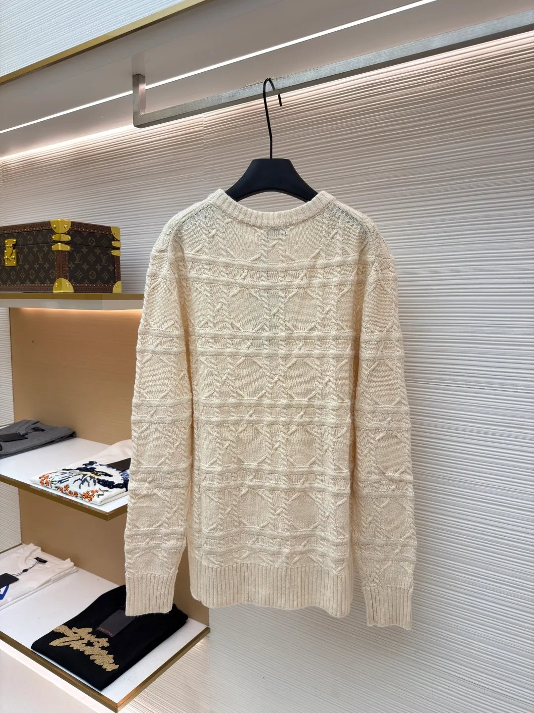 DIOR cashmere fabric cannage pattern sweater ●Original version: 22000 purchased and developed ●Item number: 1681445-B40 ●Fabric: wool blended fabric ●Technology: knitted ●Color: off-white ●Version: fitted version ●Weight: about 640 grams ●Size: S-M-L-XL ●Description: This sweater is made of high-quality wool blended fabric and uses precision jacquard knitting technology to present the brand's iconic texture pattern, which is soft to the touch and has excellent warmth retention. The round neck structure is processed by overlocking technology, and the neckline fits the neck and is not easily deformed. The overall knitting process adopts high-density weaving method, the jacquard texture is three-dimensional and uniform, and the body is smooth without missing stitches. From fabric selection to detailed control of jacquard craftsmanship, every process reflects Dior's ultimate pursuit of craftsmanship precision and luxurious style. It not only retains the classic warmth of knitted sweaters, but also demonstrates the brand's high recognition through unique jacquard design. It is a fusion of knitting craftsmanship and high-end fashion design. The overall wiring is straight and delicate, the fabric is comfortable and soft, and the color is consistent without color difference. It can be matched with the same style to create a fashionable look and control various occasions. Customized accessories, complete with three standards, same style for men and women!