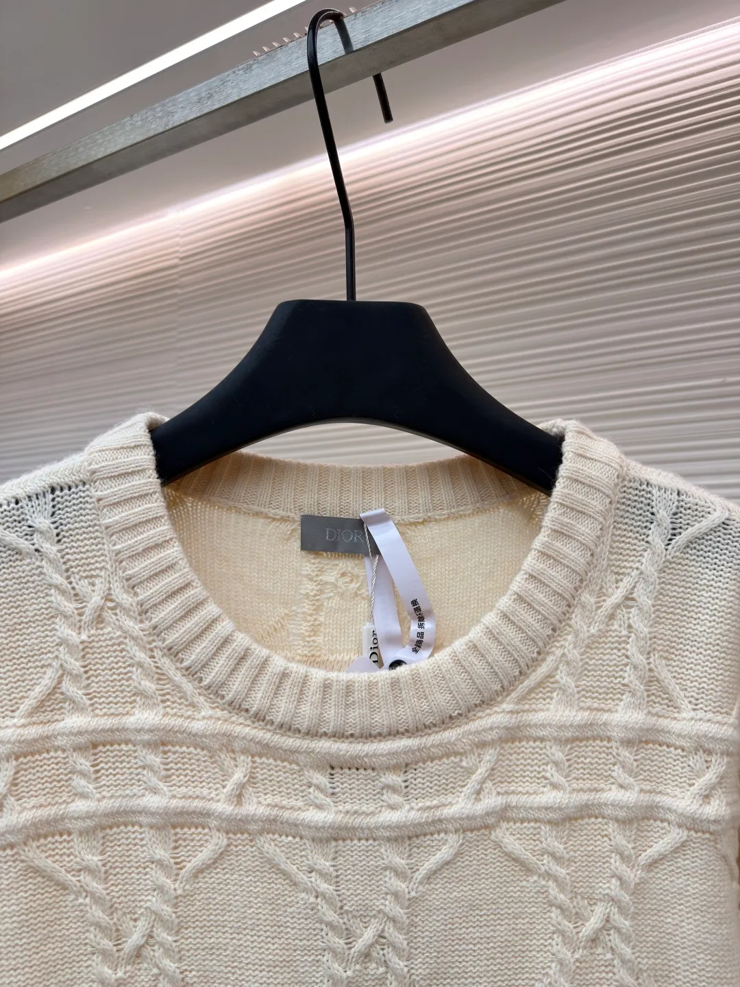 DIOR cashmere fabric cannage pattern sweater ●Original version: 22000 purchased and developed ●Item number: 1681445-B40 ●Fabric: wool blended fabric ●Technology: knitted ●Color: off-white ●Version: fitted version ●Weight: about 640 grams ●Size: S-M-L-XL ●Description: This sweater is made of high-quality wool blended fabric and uses precision jacquard knitting technology to present the brand's iconic texture pattern, which is soft to the touch and has excellent warmth retention. The round neck structure is processed by overlocking technology, and the neckline fits the neck and is not easily deformed. The overall knitting process adopts high-density weaving method, the jacquard texture is three-dimensional and uniform, and the body is smooth without missing stitches. From fabric selection to detailed control of jacquard craftsmanship, every process reflects Dior's ultimate pursuit of craftsmanship precision and luxurious style. It not only retains the classic warmth of knitted sweaters, but also demonstrates the brand's high recognition through unique jacquard design. It is a fusion of knitting craftsmanship and high-end fashion design. The overall wiring is straight and delicate, the fabric is comfortable and soft, and the color is consistent without color difference. It can be matched with the same style to create a fashionable look and control various occasions. Customized accessories, complete with three standards, same style for men and women!