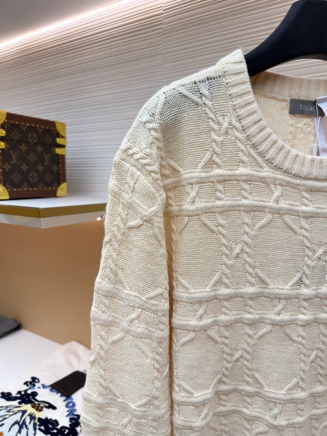 DIOR cashmere fabric cannage pattern sweater ●Original version: 22000 purchased and developed ●Item number: 1681445-B40 ●Fabric: wool blended fabric ●Technology: knitted ●Color: off-white ●Version: fitted version ●Weight: about 640 grams ●Size: S-M-L-XL ●Description: This sweater is made of high-quality wool blended fabric and uses precision jacquard knitting technology to present the brand's iconic texture pattern, which is soft to the touch and has excellent warmth retention. The round neck structure is processed by overlocking technology, and the neckline fits the neck and is not easily deformed. The overall knitting process adopts high-density weaving method, the jacquard texture is three-dimensional and uniform, and the body is smooth without missing stitches. From fabric selection to detailed control of jacquard craftsmanship, every process reflects Dior's ultimate pursuit of craftsmanship precision and luxurious style. It not only retains the classic warmth of knitted sweaters, but also demonstrates the brand's high recognition through unique jacquard design. It is a fusion of knitting craftsmanship and high-end fashion design. The overall wiring is straight and delicate, the fabric is comfortable and soft, and the color is consistent without color difference. It can be matched with the same style to create a fashionable look and control various occasions. Customized accessories, complete with three standards, same style for men and women!