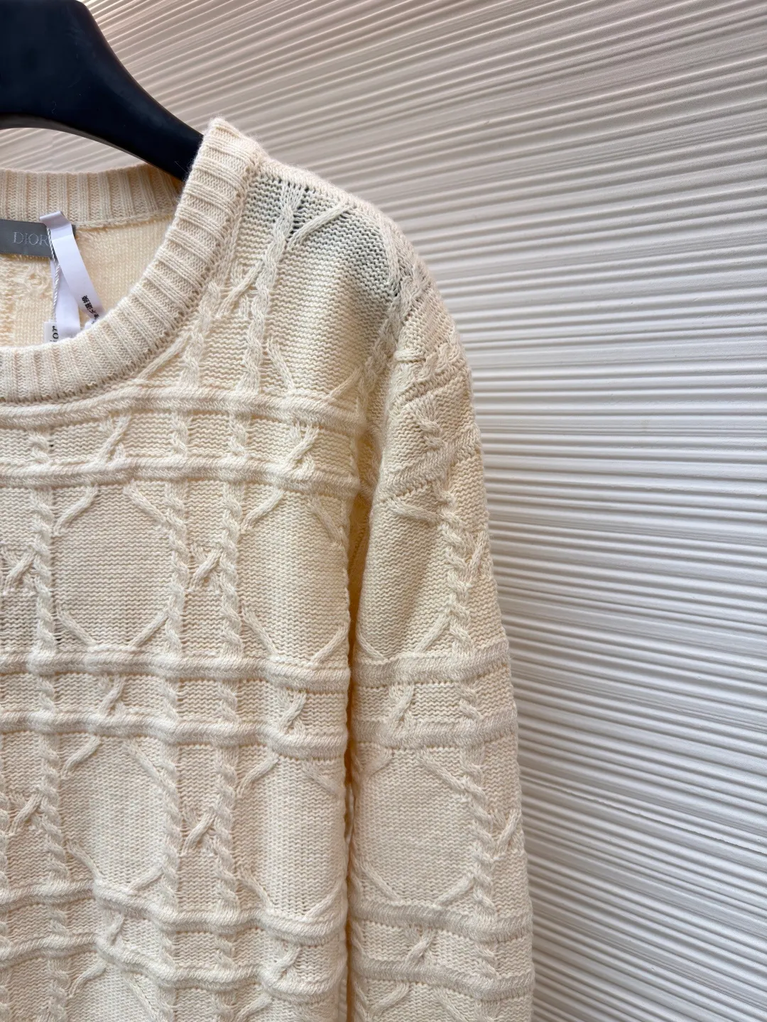 DIOR cashmere fabric cannage pattern sweater ●Original version: 22000 purchased and developed ●Item number: 1681445-B40 ●Fabric: wool blended fabric ●Technology: knitted ●Color: off-white ●Version: fitted version ●Weight: about 640 grams ●Size: S-M-L-XL ●Description: This sweater is made of high-quality wool blended fabric and uses precision jacquard knitting technology to present the brand's iconic texture pattern, which is soft to the touch and has excellent warmth retention. The round neck structure is processed by overlocking technology, and the neckline fits the neck and is not easily deformed. The overall knitting process adopts high-density weaving method, the jacquard texture is three-dimensional and uniform, and the body is smooth without missing stitches. From fabric selection to detailed control of jacquard craftsmanship, every process reflects Dior's ultimate pursuit of craftsmanship precision and luxurious style. It not only retains the classic warmth of knitted sweaters, but also demonstrates the brand's high recognition through unique jacquard design. It is a fusion of knitting craftsmanship and high-end fashion design. The overall wiring is straight and delicate, the fabric is comfortable and soft, and the color is consistent without color difference. It can be matched with the same style to create a fashionable look and control various occasions. Customized accessories, complete with three standards, same style for men and women!