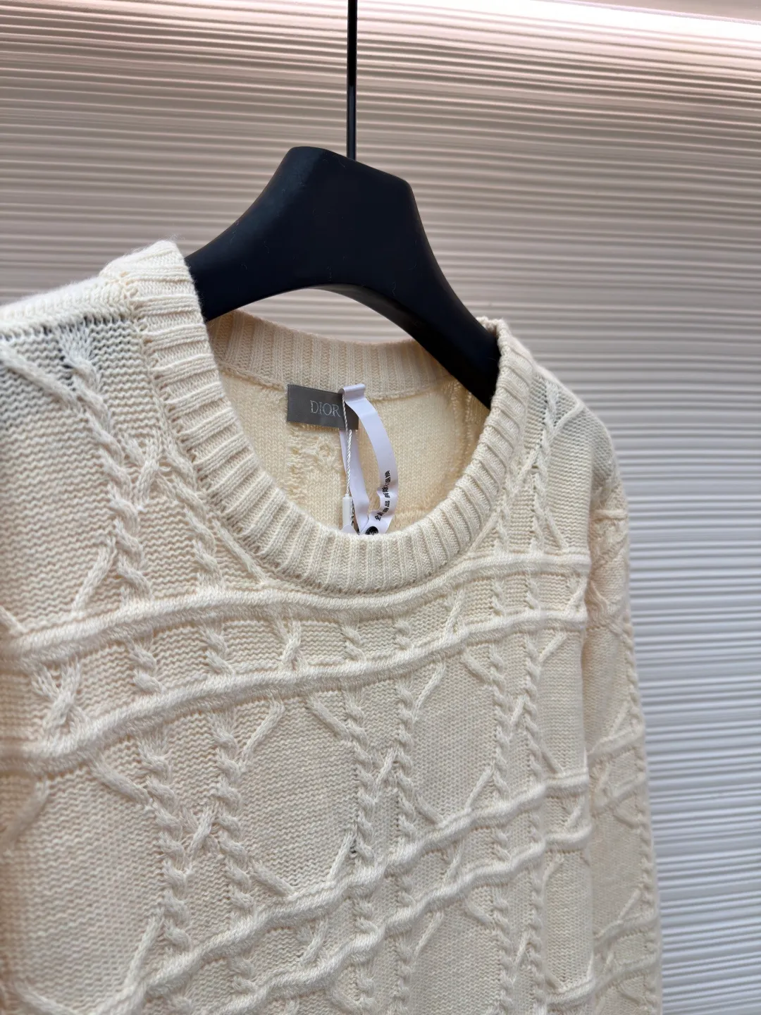 DIOR cashmere fabric cannage pattern sweater ●Original version: 22000 purchased and developed ●Item number: 1681445-B40 ●Fabric: wool blended fabric ●Technology: knitted ●Color: off-white ●Version: fitted version ●Weight: about 640 grams ●Size: S-M-L-XL ●Description: This sweater is made of high-quality wool blended fabric and uses precision jacquard knitting technology to present the brand's iconic texture pattern, which is soft to the touch and has excellent warmth retention. The round neck structure is processed by overlocking technology, and the neckline fits the neck and is not easily deformed. The overall knitting process adopts high-density weaving method, the jacquard texture is three-dimensional and uniform, and the body is smooth without missing stitches. From fabric selection to detailed control of jacquard craftsmanship, every process reflects Dior's ultimate pursuit of craftsmanship precision and luxurious style. It not only retains the classic warmth of knitted sweaters, but also demonstrates the brand's high recognition through unique jacquard design. It is a fusion of knitting craftsmanship and high-end fashion design. The overall wiring is straight and delicate, the fabric is comfortable and soft, and the color is consistent without color difference. It can be matched with the same style to create a fashionable look and control various occasions. Customized accessories, complete with three standards, same style for men and women!