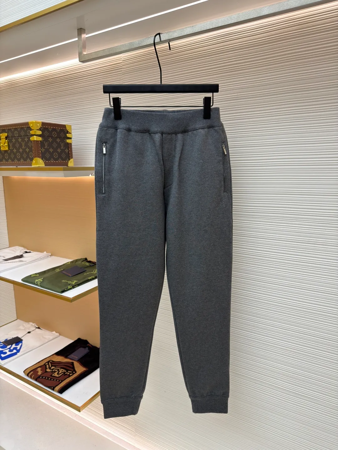 Dior presbyopic wool and cashmere legged trousers ●Item number: 1680907-B15 ●Material: wool cashmere fabric ●Technology: jacquard texture production ●Version: fitted version ●Weight: about 895 grams ●Size: S-M-L-XL ●Description: The fabric is made of cashmere fabric, containing 50% wool and pure cotton, with original hemming inside, jacquard letters, integrated design. One side has a solid color logo, and the spliced side has a classic presbyopia. It can be worn on both sides to change the style at any time. Customized imported velvet imported machine weaving, the material is conscientious and full of high-end texture. It is comfortable to wear and skin-friendly. It is made by a large factory and has perfect details and texture. The fabric is made of imported cashmere yarn. New product for early autumn! Hot style return! New version of dropped shoulder design High-grade navy blue presbyopic logo zipper cashmere jacket. Reversible. The letter jacquard texture on the back is luxurious and handsome. The hooded design is fashionable and advanced. The classic version does not make people look slimmer. Highly recommended! The overall wiring is straight and delicate, the fabric is comfortable and soft, and the color is consistent without color difference. It can be matched with the same style to create a fashionable look and control various occasions. Customized accessories, complete with three standards, same style for men and women!