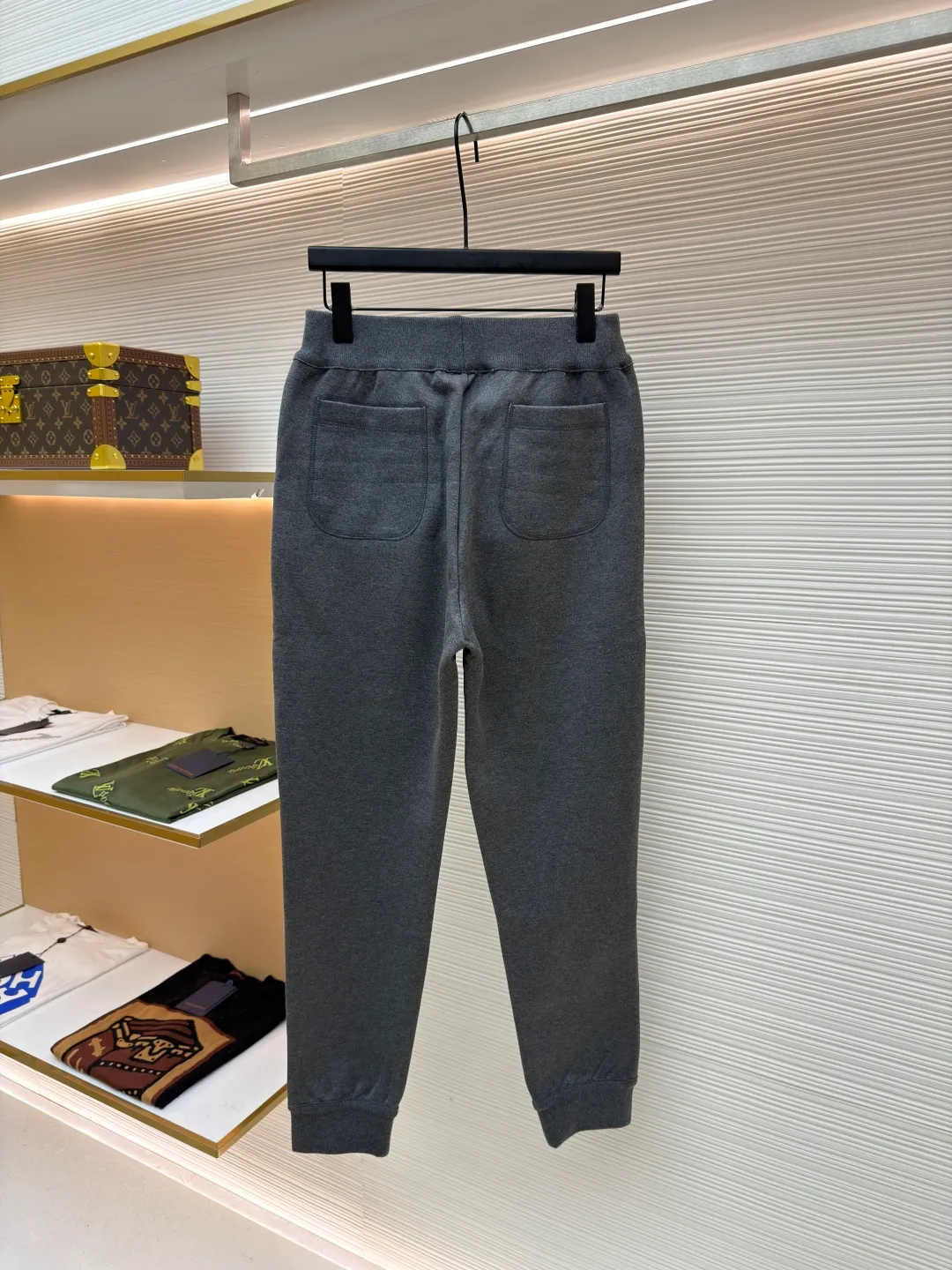 Dior presbyopic wool and cashmere legged trousers ●Item number: 1680907-B15 ●Material: wool cashmere fabric ●Technology: jacquard texture production ●Version: fitted version ●Weight: about 895 grams ●Size: S-M-L-XL ●Description: The fabric is made of cashmere fabric, containing 50% wool and pure cotton, with original hemming inside, jacquard letters, integrated design. One side has a solid color logo, and the spliced side has a classic presbyopia. It can be worn on both sides to change the style at any time. Customized imported velvet imported machine weaving, the material is conscientious and full of high-end texture. It is comfortable to wear and skin-friendly. It is made by a large factory and has perfect details and texture. The fabric is made of imported cashmere yarn. New product for early autumn! Hot style return! New version of dropped shoulder design High-grade navy blue presbyopic logo zipper cashmere jacket. Reversible. The letter jacquard texture on the back is luxurious and handsome. The hooded design is fashionable and advanced. The classic version does not make people look slimmer. Highly recommended! The overall wiring is straight and delicate, the fabric is comfortable and soft, and the color is consistent without color difference. It can be matched with the same style to create a fashionable look and control various occasions. Customized accessories, complete with three standards, same style for men and women!