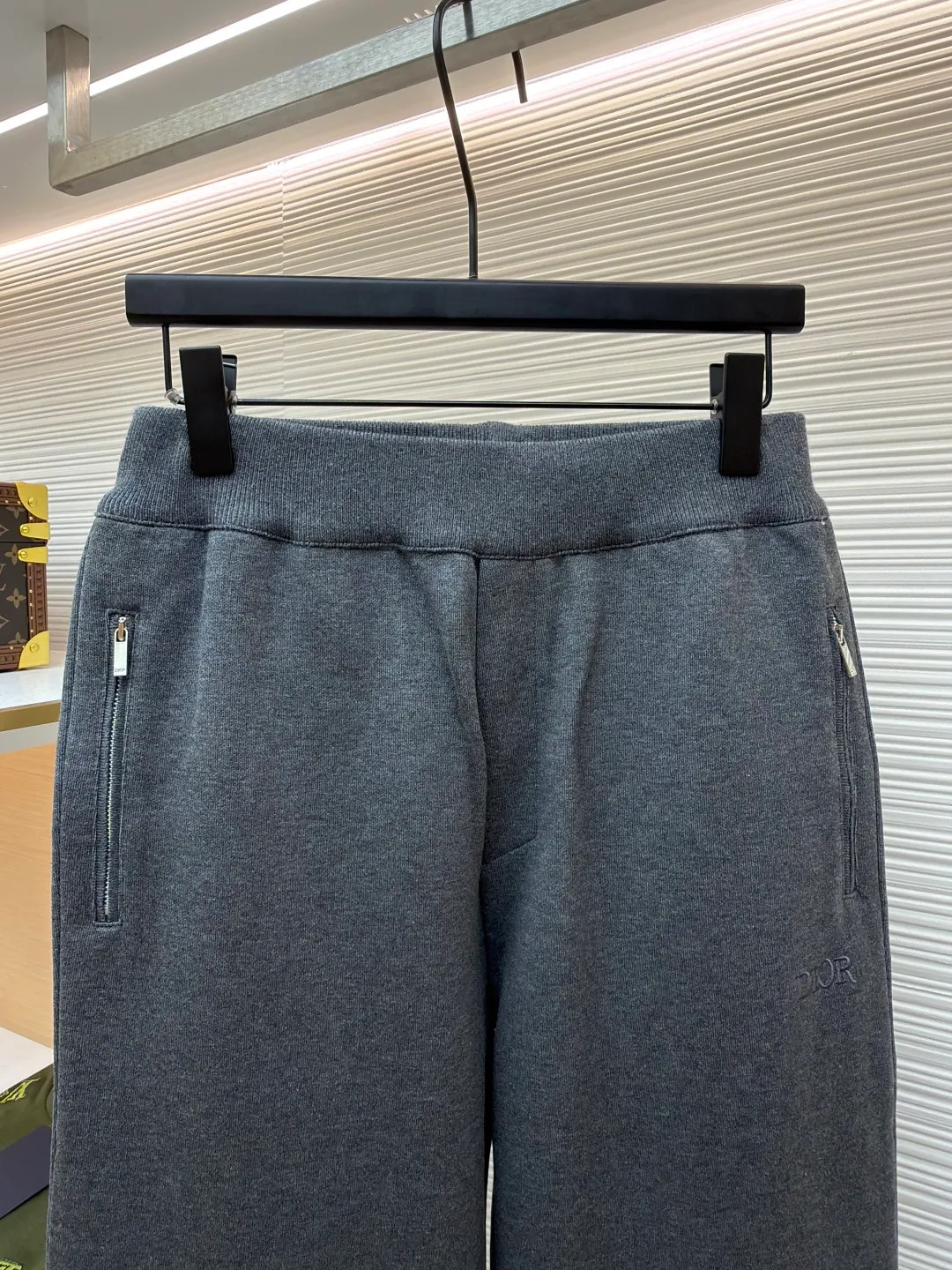 Dior presbyopic wool and cashmere legged trousers ●Item number: 1680907-B15 ●Material: wool cashmere fabric ●Technology: jacquard texture production ●Version: fitted version ●Weight: about 895 grams ●Size: S-M-L-XL ●Description: The fabric is made of cashmere fabric, containing 50% wool and pure cotton, with original hemming inside, jacquard letters, integrated design. One side has a solid color logo, and the spliced side has a classic presbyopia. It can be worn on both sides to change the style at any time. Customized imported velvet imported machine weaving, the material is conscientious and full of high-end texture. It is comfortable to wear and skin-friendly. It is made by a large factory and has perfect details and texture. The fabric is made of imported cashmere yarn. New product for early autumn! Hot style return! New version of dropped shoulder design High-grade navy blue presbyopic logo zipper cashmere jacket. Reversible. The letter jacquard texture on the back is luxurious and handsome. The hooded design is fashionable and advanced. The classic version does not make people look slimmer. Highly recommended! The overall wiring is straight and delicate, the fabric is comfortable and soft, and the color is consistent without color difference. It can be matched with the same style to create a fashionable look and control various occasions. Customized accessories, complete with three standards, same style for men and women!