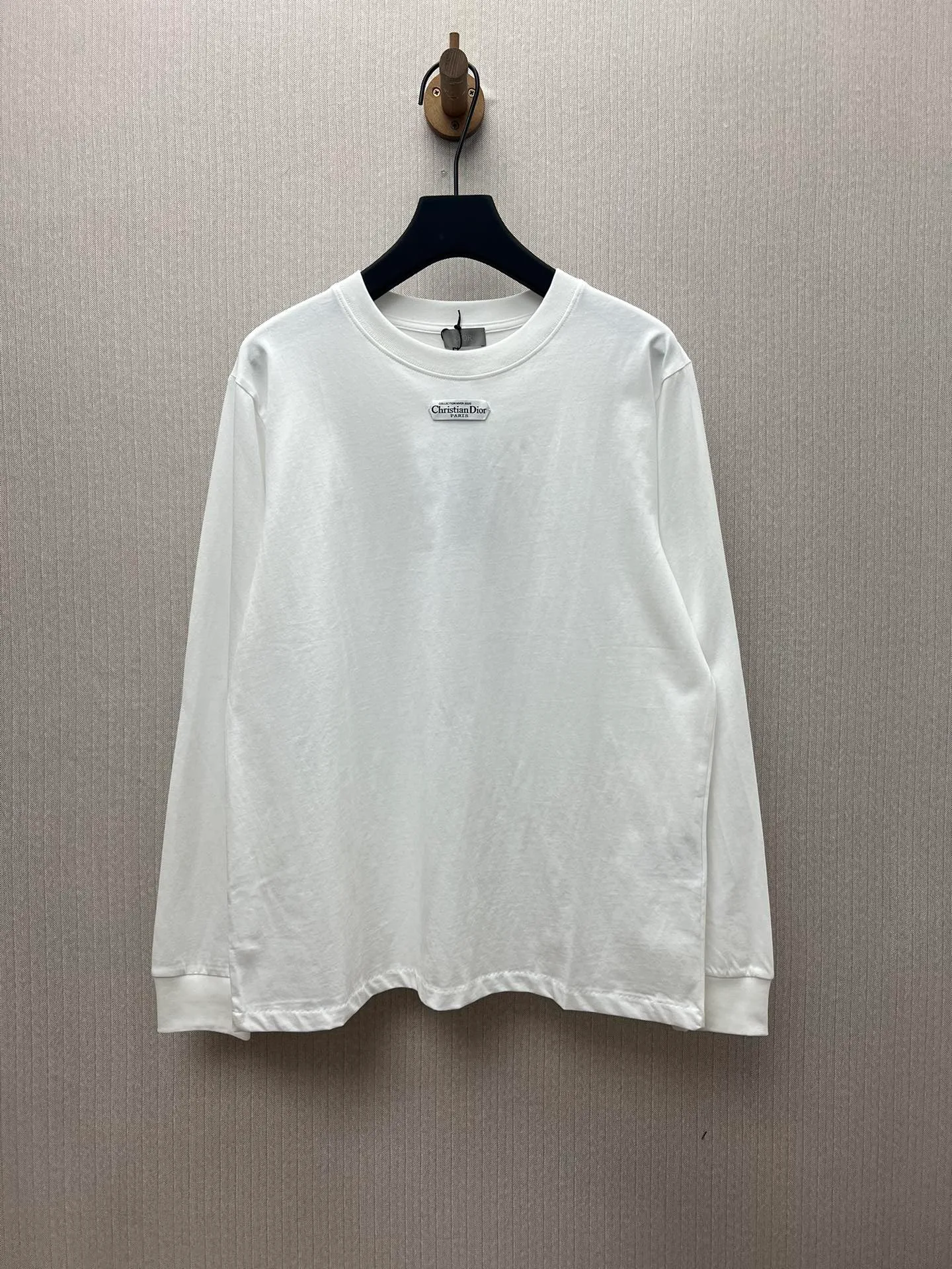🅿️290 Dior 25ss new T-shirt is a new product of the 2025 winter men's wear series. It is decorated with a Christian Dior Paris logo label inspired by the spirit of Dior haute couture to enhance the style and pay tribute to the extraordinary craftsmanship of the Dior workshop. Crafted from white cotton jersey with a ribbed crew neck and cuffs, it can be worn with track pants for a casual look. Size: S.M.L.XL.