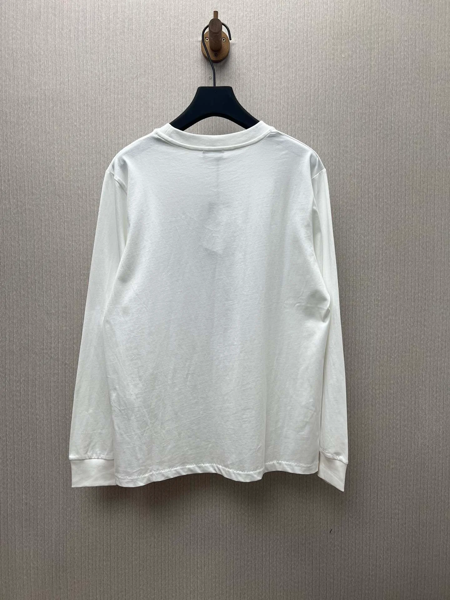 🅿️290 Dior 25ss new T-shirt is a new product of the 2025 winter men's wear series. It is decorated with a Christian Dior Paris logo label inspired by the spirit of Dior haute couture to enhance the style and pay tribute to the extraordinary craftsmanship of the Dior workshop. Crafted from white cotton jersey with a ribbed crew neck and cuffs, it can be worn with track pants for a casual look. Size: S.M.L.XL.