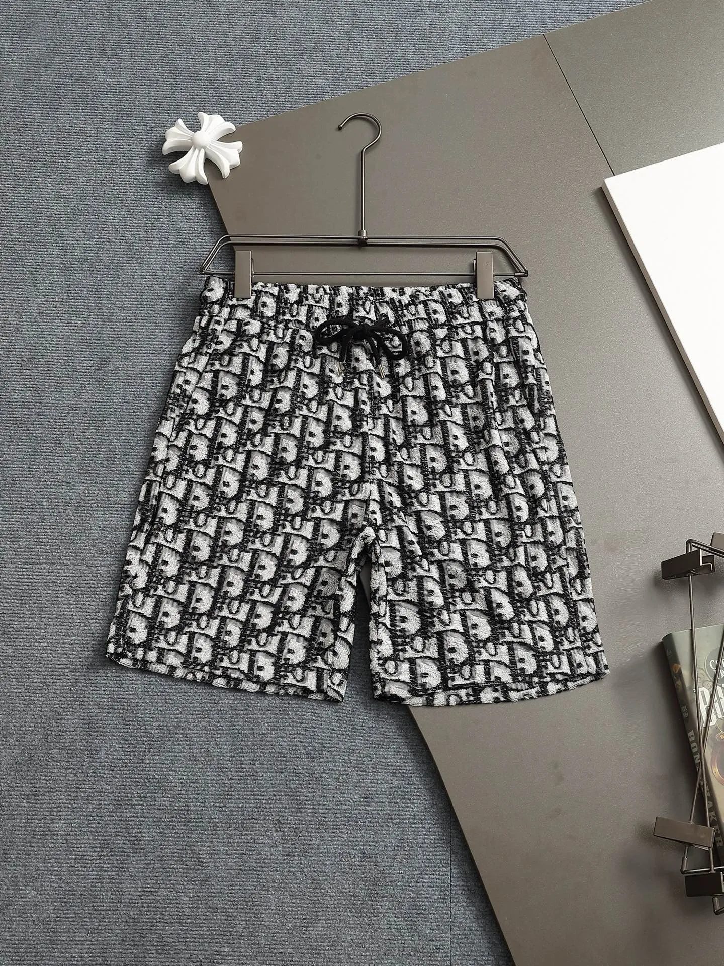 🅿️210 DIOR Dior 25ss counter same style terry velvet shorts🔥couple style ~ carefully made of cotton terry fabric, decorated with tonal jacquard patterns, highlighting Dior's classic Oblique print. Thick plate three-dimensional! The thicker clothes make the overall high breathability and softness more prominent, and the full cotton texture makes it extremely comfortable. A must-have item for high-end people, complete with original accessories and accessories! Same style for men and women! Color: black, navy blue, dark green Size: XS S M L