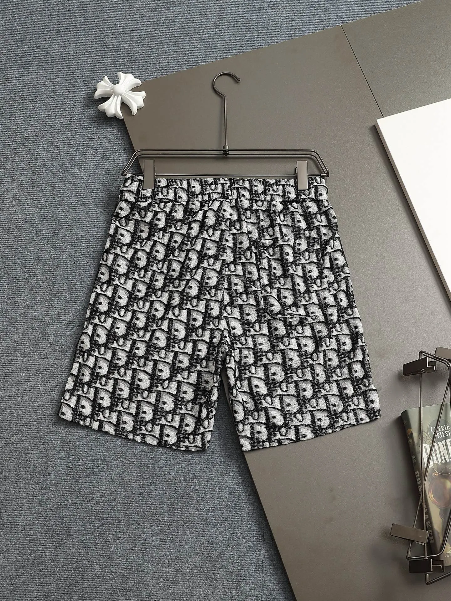 🅿️210 DIOR Dior 25ss counter same style terry velvet shorts🔥couple style ~ carefully made of cotton terry fabric, decorated with tonal jacquard patterns, highlighting Dior's classic Oblique print. Thick plate three-dimensional! The thicker clothes make the overall high breathability and softness more prominent, and the full cotton texture makes it extremely comfortable. A must-have item for high-end people, complete with original accessories and accessories! Same style for men and women! Color: black, navy blue, dark green Size: XS S M L