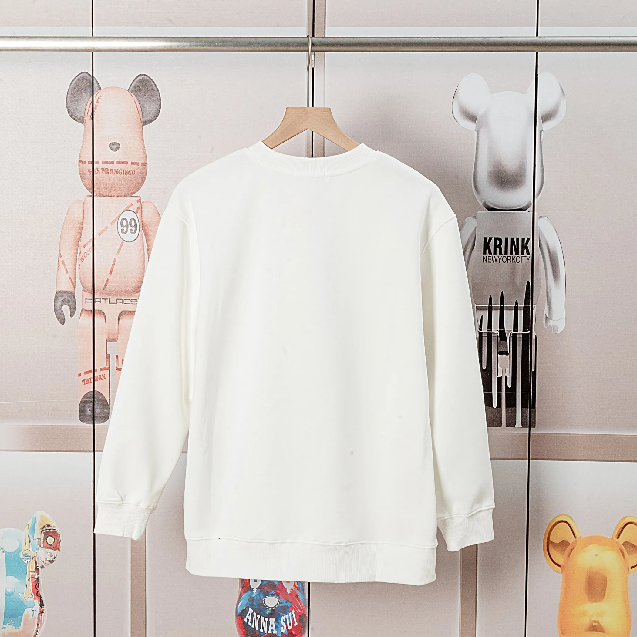 🅿️300 Dior DIOR's new cloth-coloured pocket sweatshirt, high quality🔥The front panel is decorated with cloth zipper pockets, and the fabric is compounded with Austrian velvet. The ribbing is specially customized. The fabric is comfortable and soft, restoring the trend brought by special craftsmanship, custom-made and dyed, complete with three standards. Non-market ordinary version. Compare at will. Quality is absolutely guaranteed. Same style for men and women. Color: Black White Size: S M L XL [Style No. A3332]