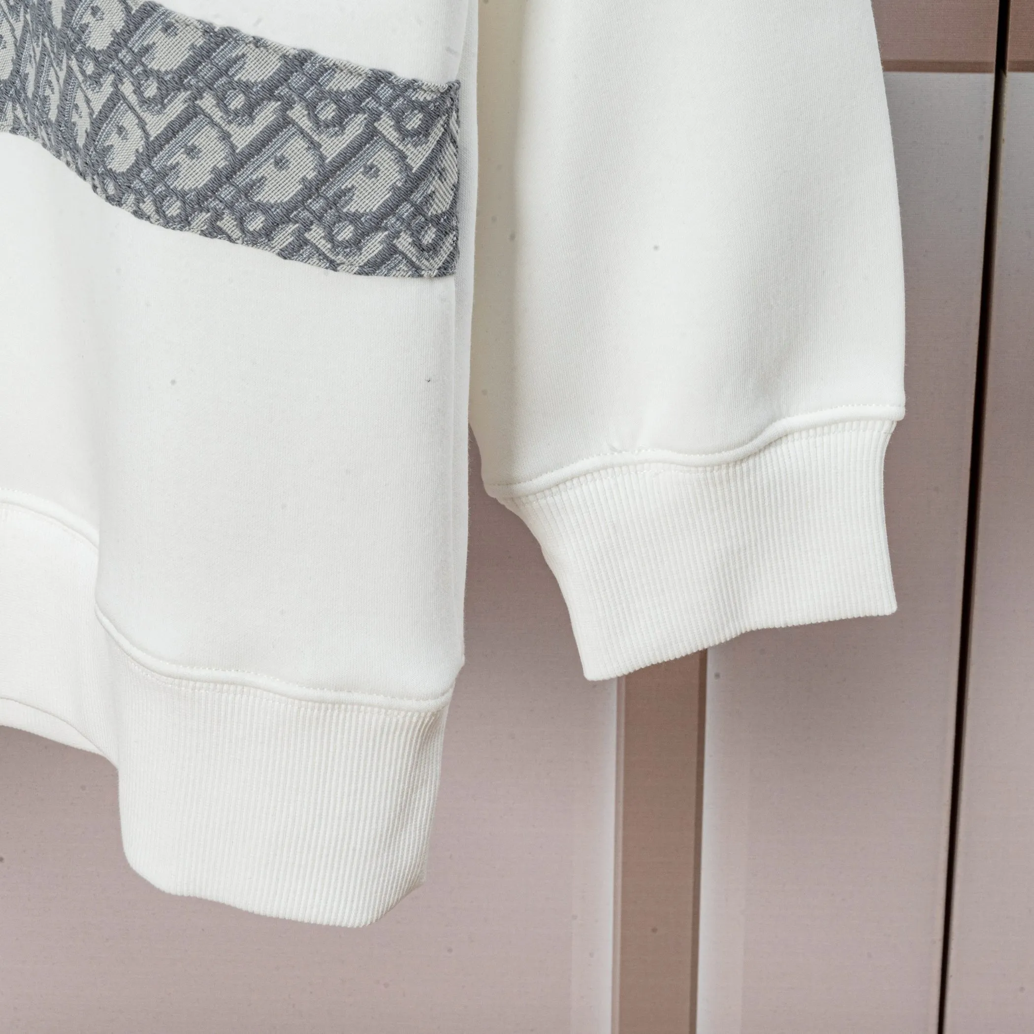 🅿️300 Dior DIOR's new cloth-coloured pocket sweatshirt, high quality🔥The front panel is decorated with cloth zipper pockets, and the fabric is compounded with Austrian velvet. The ribbing is specially customized. The fabric is comfortable and soft, restoring the trend brought by special craftsmanship, custom-made and dyed, complete with three standards. Non-market ordinary version. Compare at will. Quality is absolutely guaranteed. Same style for men and women. Color: Black White Size: S M L XL [Style No. A3332]