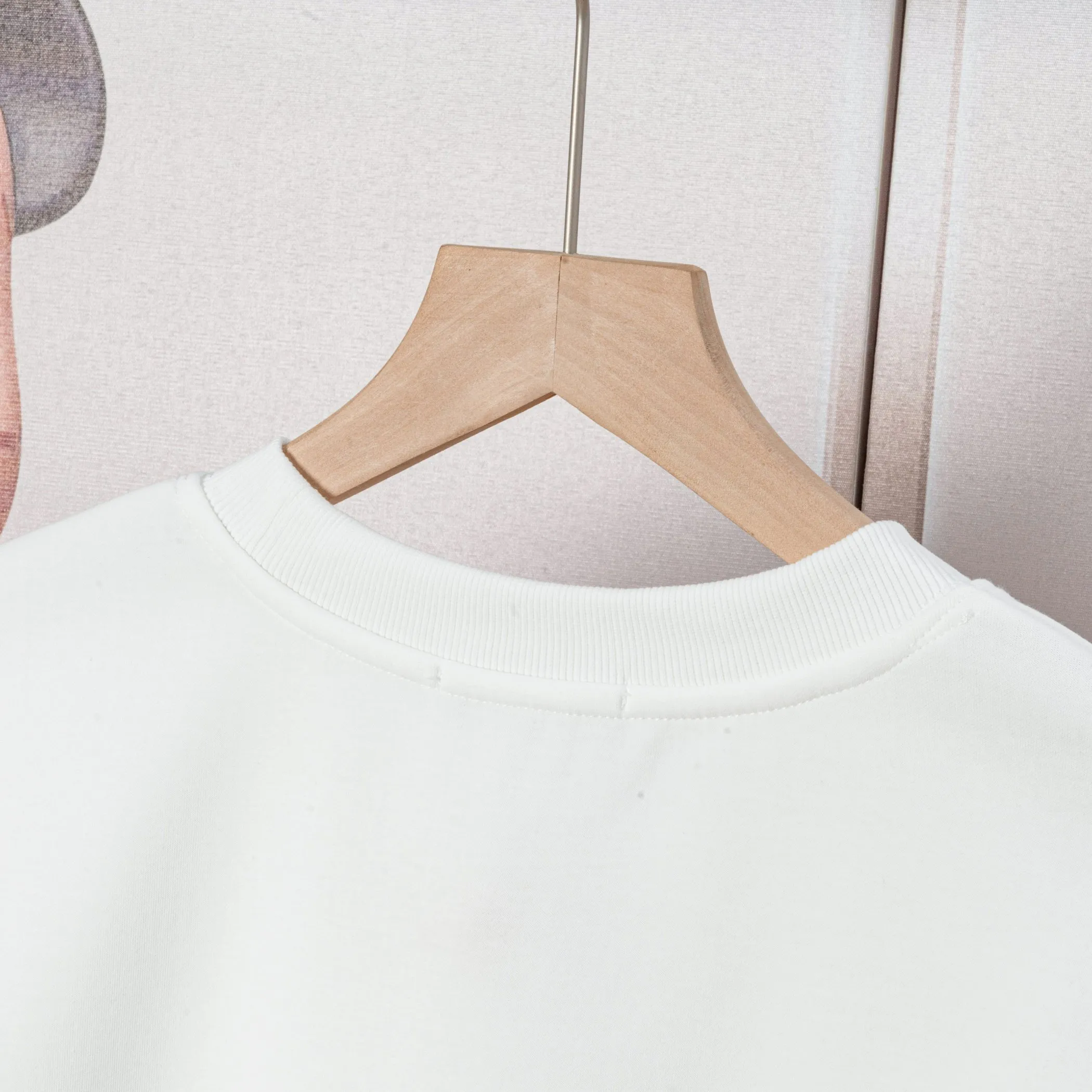 🅿️300 Dior DIOR's new cloth-coloured pocket sweatshirt, high quality🔥The front panel is decorated with cloth zipper pockets, and the fabric is compounded with Austrian velvet. The ribbing is specially customized. The fabric is comfortable and soft, restoring the trend brought by special craftsmanship, custom-made and dyed, complete with three standards. Non-market ordinary version. Compare at will. Quality is absolutely guaranteed. Same style for men and women. Color: Black White Size: S M L XL [Style No. A3332]