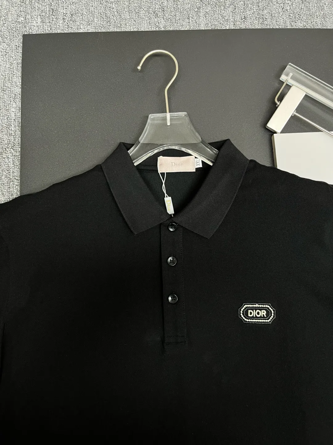 🅿️210 DIRO Dior embroidered new Polo shirt. Original fabric. Official same style. Made of 210 grams of mercerized pique cotton, customized in the same vat. The fabric feels very comfortable and smooth. The version is quite wide and stylish. Produced by a first-line brand factory. Imported Behringer embroidery machine. The embroidery is full and textured. The ribs on the collar and collar are woven with imported yarn. It will not deform after long-term wear. The latest style for spring and summer. Fashionable and individual. Super versatile and good-looking. It is very suitable for both men and women. It is a must-have item. Color: Black White Size: M-XXXL