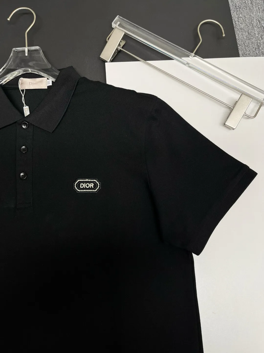 🅿️210 DIRO Dior embroidered new Polo shirt. Original fabric. Official same style. Made of 210 grams of mercerized pique cotton, customized in the same vat. The fabric feels very comfortable and smooth. The version is quite wide and stylish. Produced by a first-line brand factory. Imported Behringer embroidery machine. The embroidery is full and textured. The ribs on the collar and collar are woven with imported yarn. It will not deform after long-term wear. The latest style for spring and summer. Fashionable and individual. Super versatile and good-looking. It is very suitable for both men and women. It is a must-have item. Color: Black White Size: M-XXXL