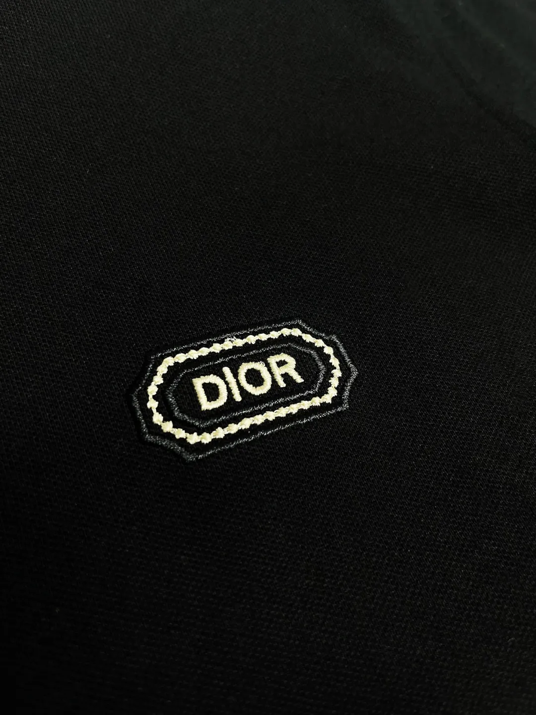 🅿️210 DIRO Dior embroidered new Polo shirt. Original fabric. Official same style. Made of 210 grams of mercerized pique cotton, customized in the same vat. The fabric feels very comfortable and smooth. The version is quite wide and stylish. Produced by a first-line brand factory. Imported Behringer embroidery machine. The embroidery is full and textured. The ribs on the collar and collar are woven with imported yarn. It will not deform after long-term wear. The latest style for spring and summer. Fashionable and individual. Super versatile and good-looking. It is very suitable for both men and women. It is a must-have item. Color: Black White Size: M-XXXL