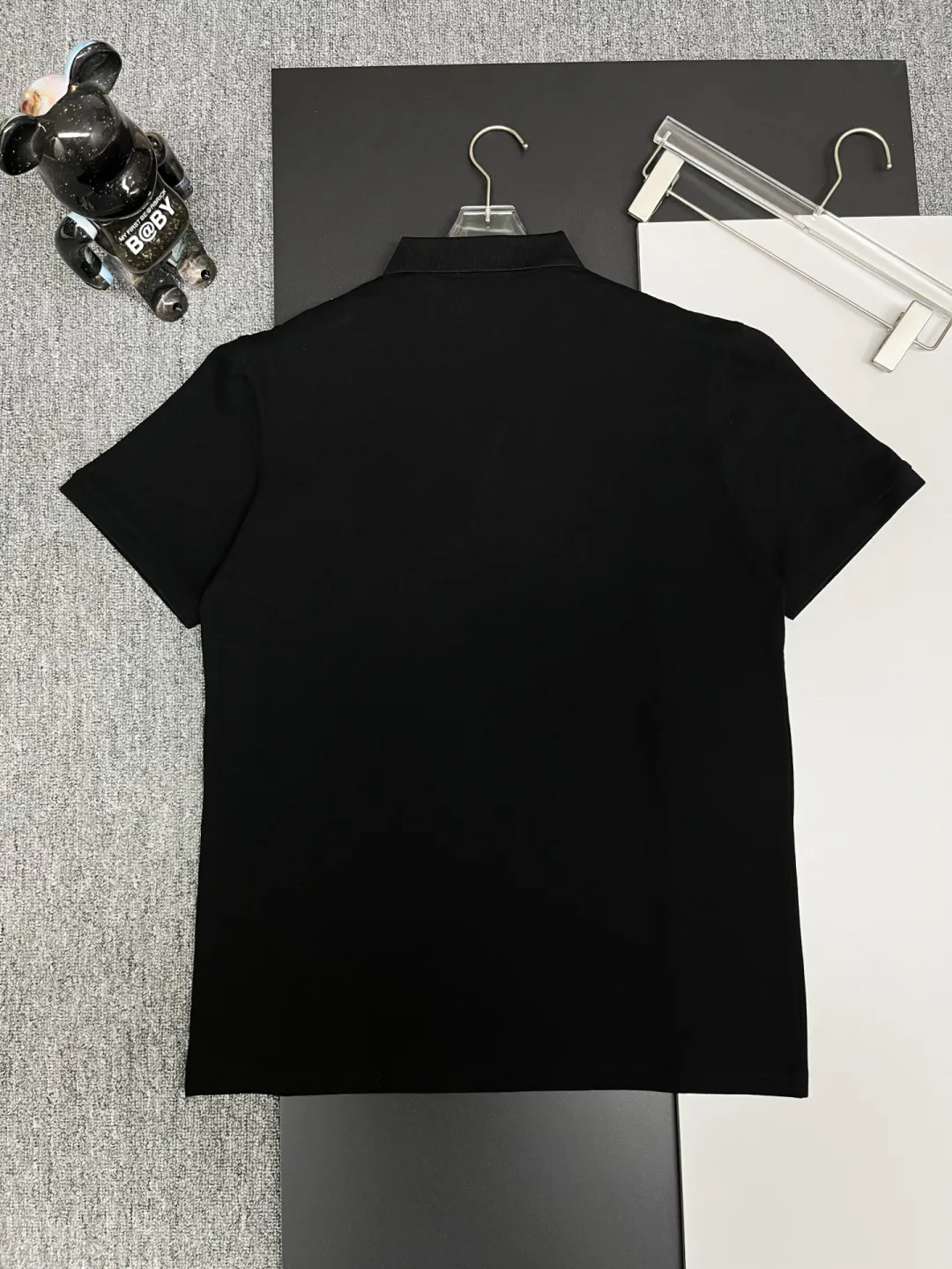 🅿️210 DIRO Dior embroidered new Polo shirt. Original fabric. Official same style. Made of 210 grams of mercerized pique cotton, customized in the same vat. The fabric feels very comfortable and smooth. The version is quite wide and stylish. Produced by a first-line brand factory. Imported Behringer embroidery machine. The embroidery is full and textured. The ribs on the collar and collar are woven with imported yarn. It will not deform after long-term wear. The latest style for spring and summer. Fashionable and individual. Super versatile and good-looking. It is very suitable for both men and women. It is a must-have item. Color: Black White Size: M-XXXL