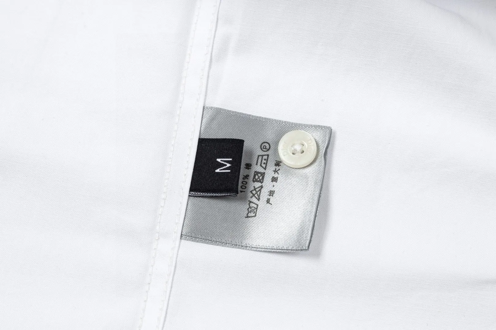 🅿️286 DIOR 🔥The most popular style is coming. Pocket 1947 letter logo embroidered long-sleeved shirt. 2024ss official website new long-sleeved shirt. Beautifully embroidered logo. High-end version. Customized fabrics at the counter. Highly breathable and comfortable. Seiko production. Impeccable detail processing. ✅Customized logo engraved buttons with three complete labels. Brand element design concept reflects high quality. It feels delicate and soft! It presents a casual cut and the upper body shape is great! 🐉Code number: M-XXL