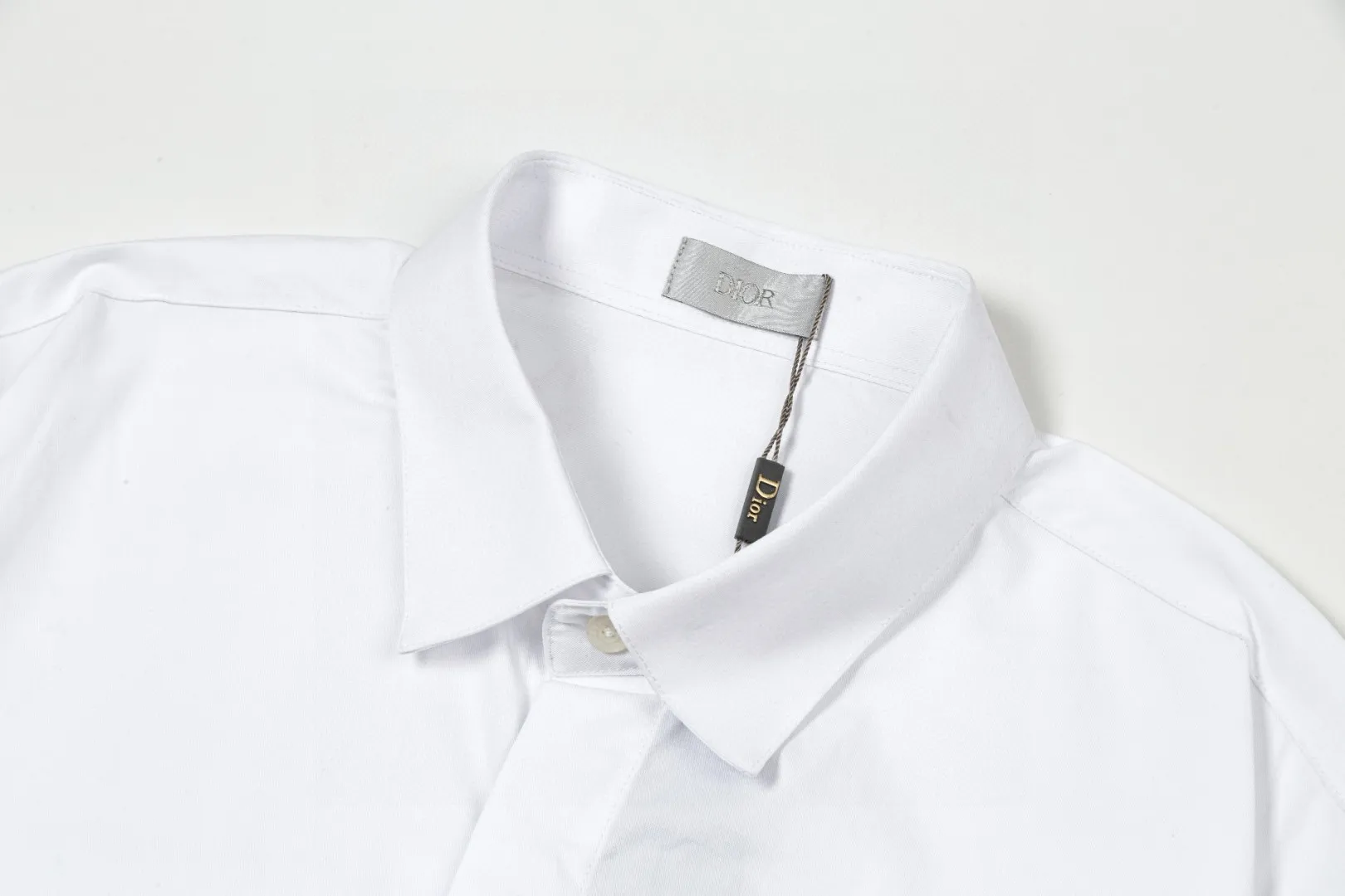 🅿️286 DIOR 🔥The most popular style is coming. Pocket 1947 letter logo embroidered long-sleeved shirt. 2024ss official website new long-sleeved shirt. Beautifully embroidered logo. High-end version. Customized fabrics at the counter. Highly breathable and comfortable. Seiko production. Impeccable detail processing. ✅Customized logo engraved buttons with three complete labels. Brand element design concept reflects high quality. It feels delicate and soft! It presents a casual cut and the upper body shape is great! 🐉Code number: M-XXL