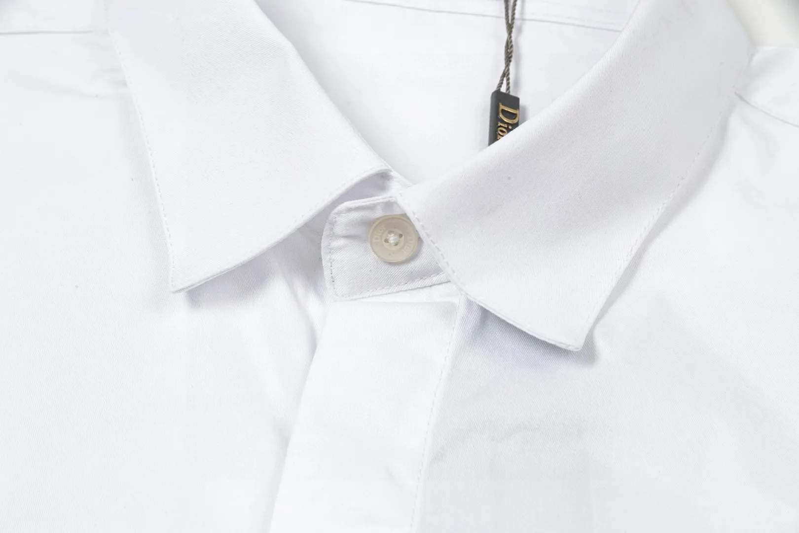 🅿️286 DIOR 🔥The most popular style is coming. Pocket 1947 letter logo embroidered long-sleeved shirt. 2024ss official website new long-sleeved shirt. Beautifully embroidered logo. High-end version. Customized fabrics at the counter. Highly breathable and comfortable. Seiko production. Impeccable detail processing. ✅Customized logo engraved buttons with three complete labels. Brand element design concept reflects high quality. It feels delicate and soft! It presents a casual cut and the upper body shape is great! 🐉Code number: M-XXL