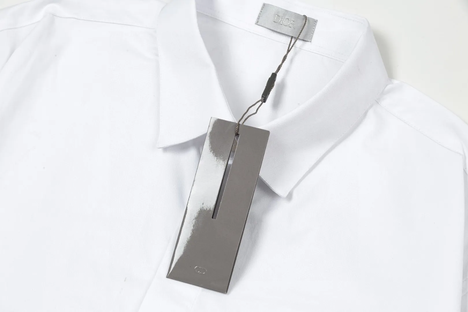 🅿️286 DIOR 🔥The most popular style is coming. Pocket 1947 letter logo embroidered long-sleeved shirt. 2024ss official website new long-sleeved shirt. Beautifully embroidered logo. High-end version. Customized fabrics at the counter. Highly breathable and comfortable. Seiko production. Impeccable detail processing. ✅Customized logo engraved buttons with three complete labels. Brand element design concept reflects high quality. It feels delicate and soft! It presents a casual cut and the upper body shape is great! 🐉Code number: M-XXL