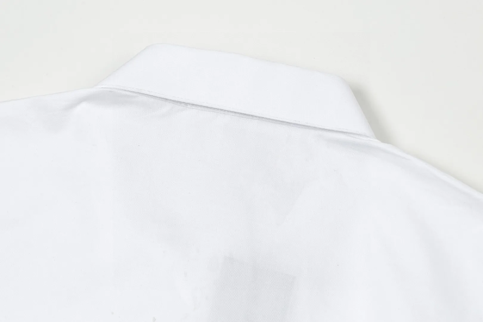 🅿️286 DIOR 🔥The most popular style is coming. Pocket 1947 letter logo embroidered long-sleeved shirt. 2024ss official website new long-sleeved shirt. Beautifully embroidered logo. High-end version. Customized fabrics at the counter. Highly breathable and comfortable. Seiko production. Impeccable detail processing. ✅Customized logo engraved buttons with three complete labels. Brand element design concept reflects high quality. It feels delicate and soft! It presents a casual cut and the upper body shape is great! 🐉Code number: M-XXL