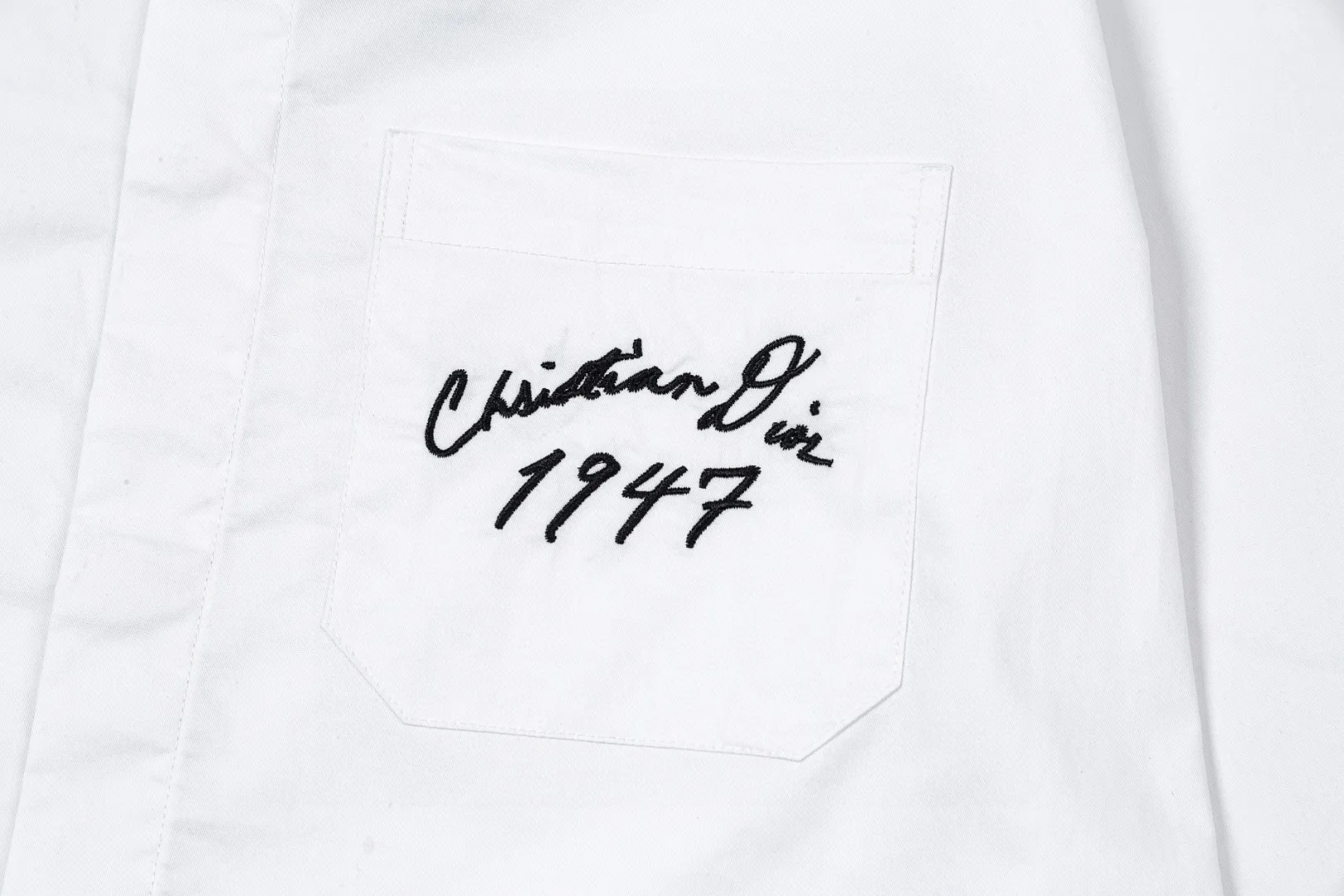 🅿️286 DIOR 🔥The most popular style is coming. Pocket 1947 letter logo embroidered long-sleeved shirt. 2024ss official website new long-sleeved shirt. Beautifully embroidered logo. High-end version. Customized fabrics at the counter. Highly breathable and comfortable. Seiko production. Impeccable detail processing. ✅Customized logo engraved buttons with three complete labels. Brand element design concept reflects high quality. It feels delicate and soft! It presents a casual cut and the upper body shape is great! 🐉Code number: M-XXL