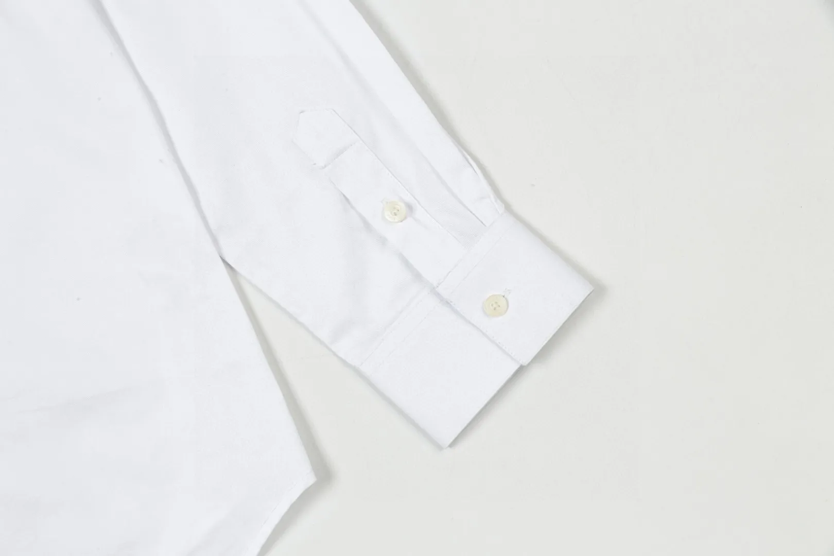 🅿️286 DIOR 🔥The most popular style is coming. Pocket 1947 letter logo embroidered long-sleeved shirt. 2024ss official website new long-sleeved shirt. Beautifully embroidered logo. High-end version. Customized fabrics at the counter. Highly breathable and comfortable. Seiko production. Impeccable detail processing. ✅Customized logo engraved buttons with three complete labels. Brand element design concept reflects high quality. It feels delicate and soft! It presents a casual cut and the upper body shape is great! 🐉Code number: M-XXL