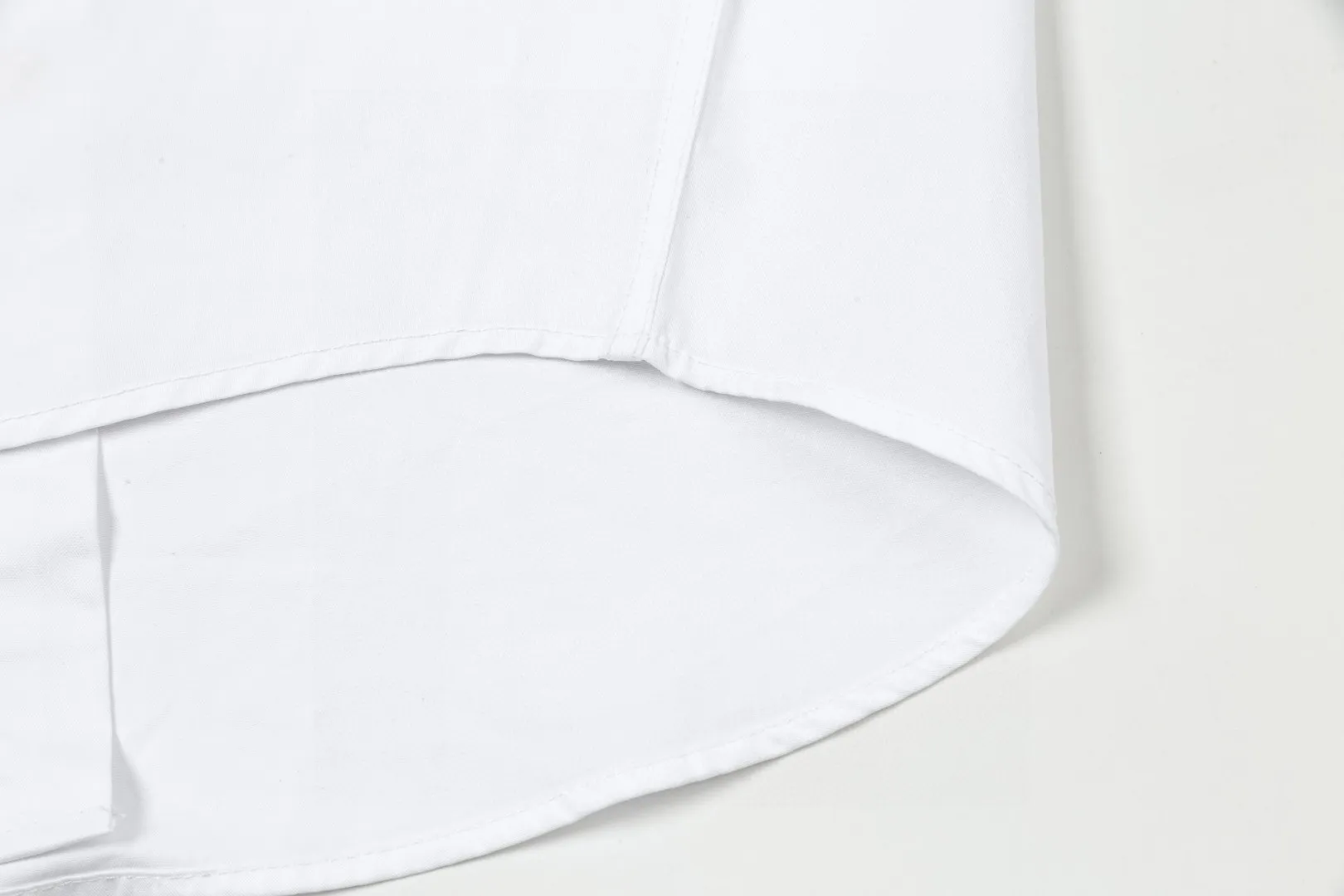 🅿️286 DIOR 🔥The most popular style is coming. Pocket 1947 letter logo embroidered long-sleeved shirt. 2024ss official website new long-sleeved shirt. Beautifully embroidered logo. High-end version. Customized fabrics at the counter. Highly breathable and comfortable. Seiko production. Impeccable detail processing. ✅Customized logo engraved buttons with three complete labels. Brand element design concept reflects high quality. It feels delicate and soft! It presents a casual cut and the upper body shape is great! 🐉Code number: M-XXL