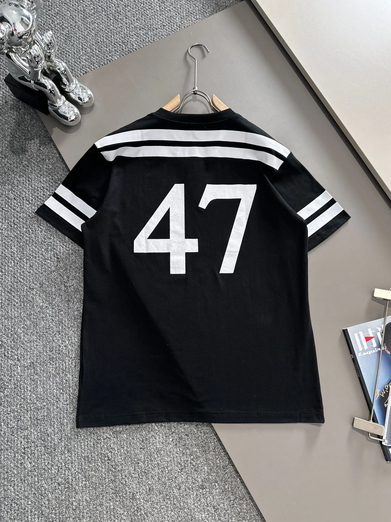 🅿️180 (arrives the next day) Dior 2025 new style cracked numbers and letters logo, same style for men and women, short-sleeved T-shirt ·Customized 260g 100% double yarn pure cotton fabric ·Dyeing 32 counts double-strand thread ·Complete collar label, hangtag, main mark and three labels Color: black Size: XS S M L