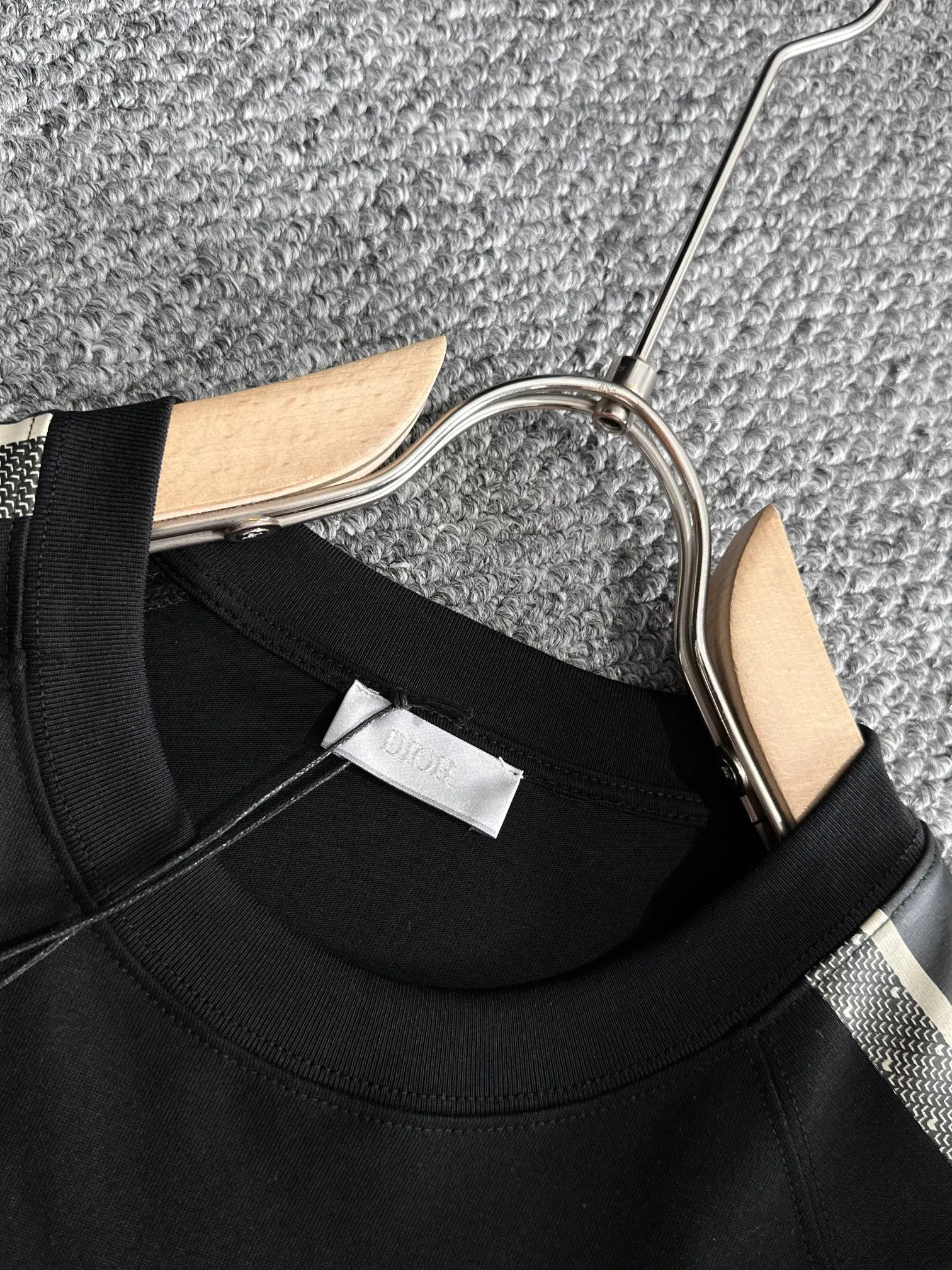 🅿️180 (arrives the next day) Dior 2025 new style cracked numbers and letters logo, same style for men and women, short-sleeved T-shirt ·Customized 260g 100% double yarn pure cotton fabric ·Dyeing 32 counts double-strand thread ·Complete collar label, hangtag, main mark and three labels Color: black Size: XS S M L