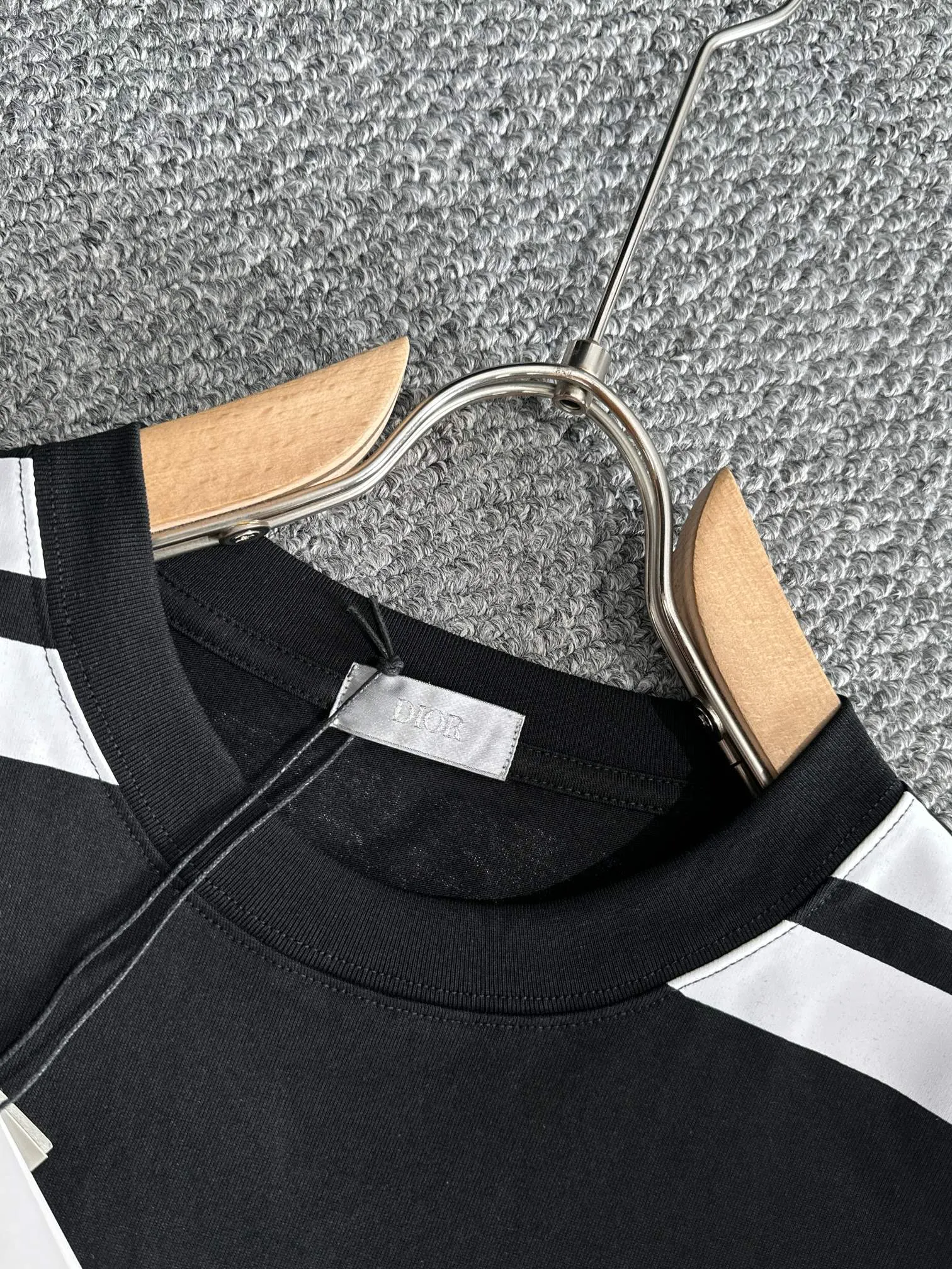 🅿️180 (arrives the next day) Dior 2025 new style cracked numbers and letters logo, same style for men and women, short-sleeved T-shirt ·Customized 260g 100% double yarn pure cotton fabric ·Dyeing 32 counts double-strand thread ·Complete collar label, hangtag, main mark and three labels Color: black Size: XS S M L