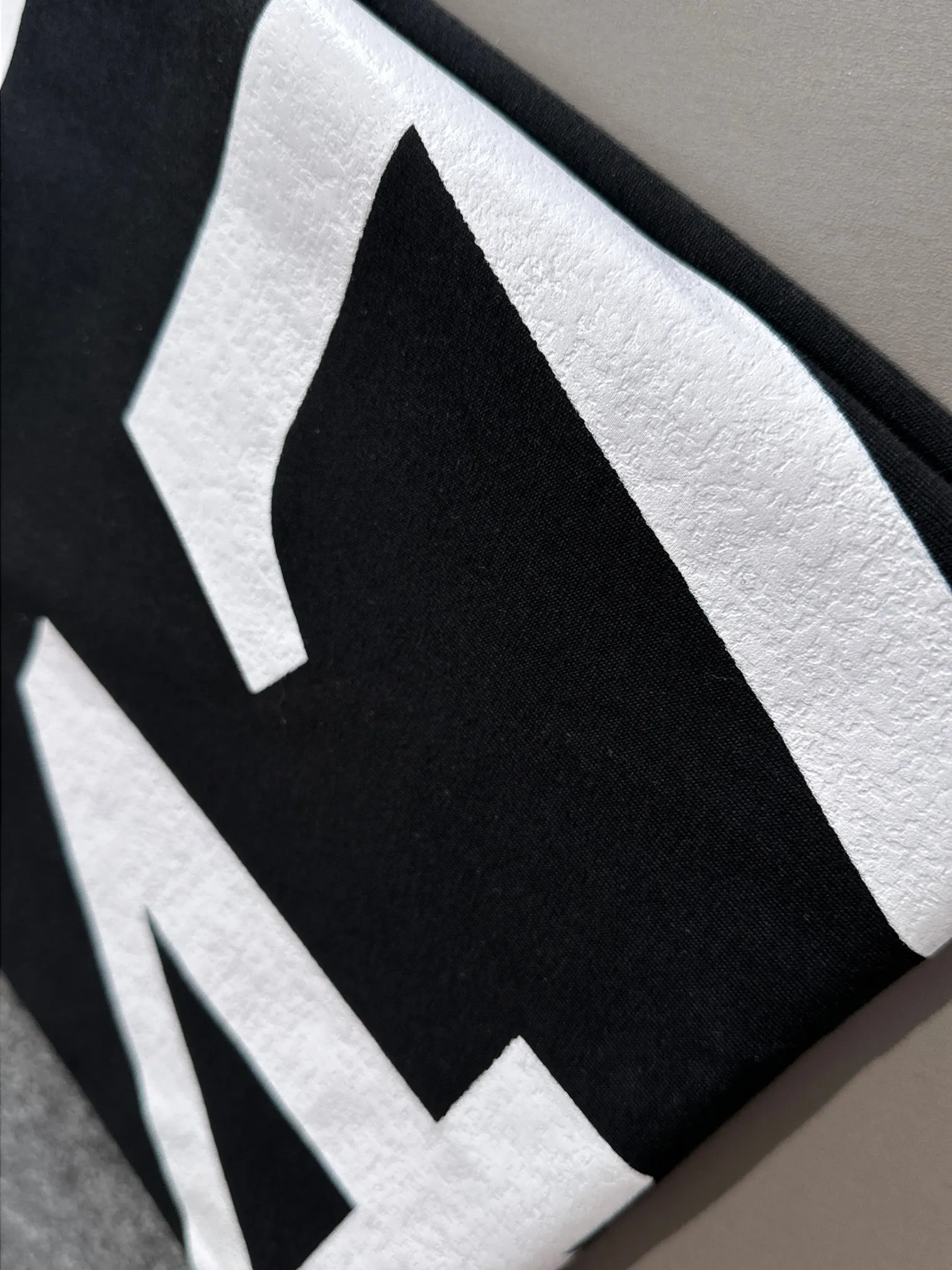 🅿️180 (arrives the next day) Dior 2025 new style cracked numbers and letters logo, same style for men and women, short-sleeved T-shirt ·Customized 260g 100% double yarn pure cotton fabric ·Dyeing 32 counts double-strand thread ·Complete collar label, hangtag, main mark and three labels Color: black Size: XS S M L