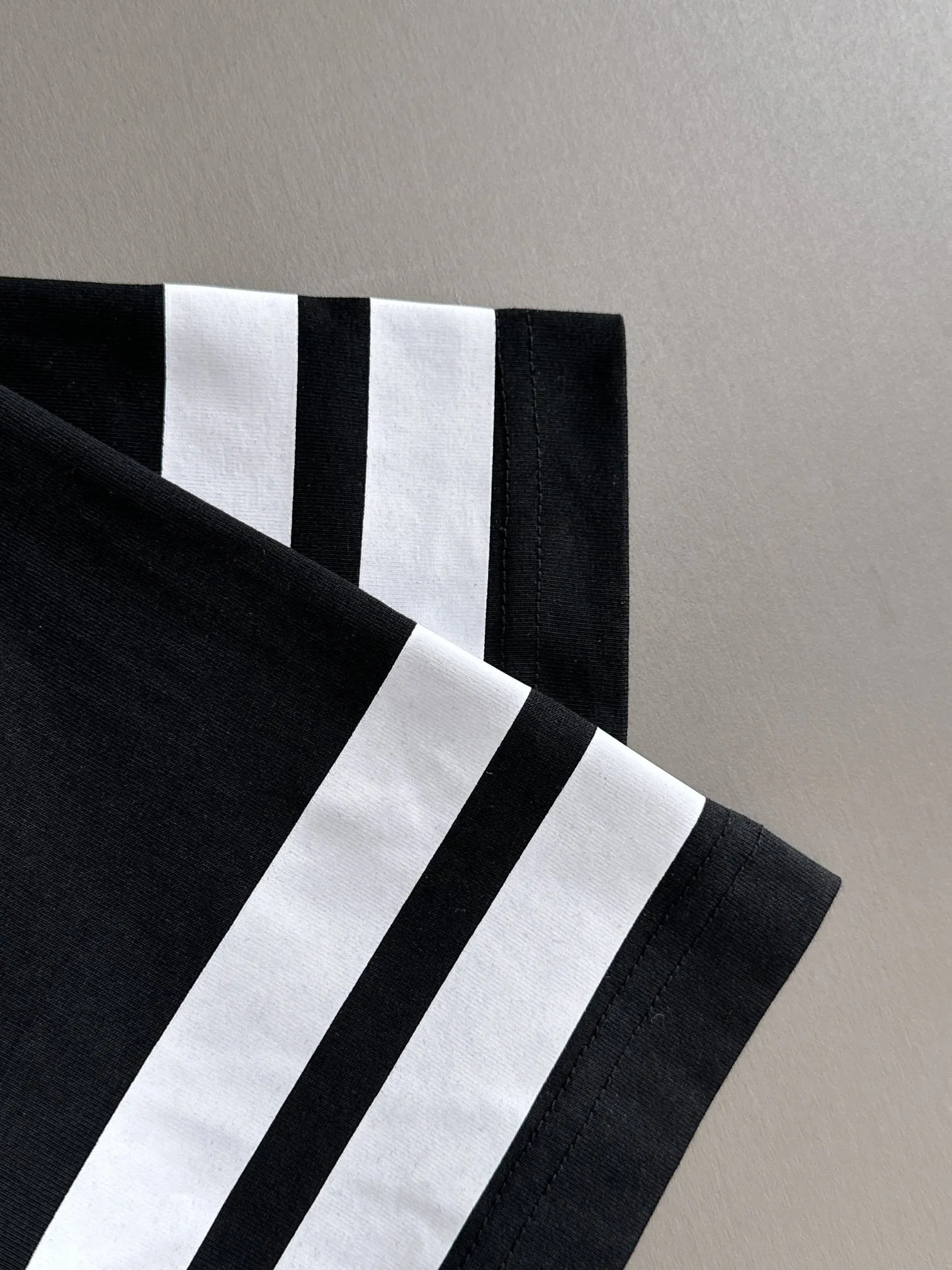 🅿️180 (arrives the next day) Dior 2025 new style cracked numbers and letters logo, same style for men and women, short-sleeved T-shirt ·Customized 260g 100% double yarn pure cotton fabric ·Dyeing 32 counts double-strand thread ·Complete collar label, hangtag, main mark and three labels Color: black Size: XS S M L