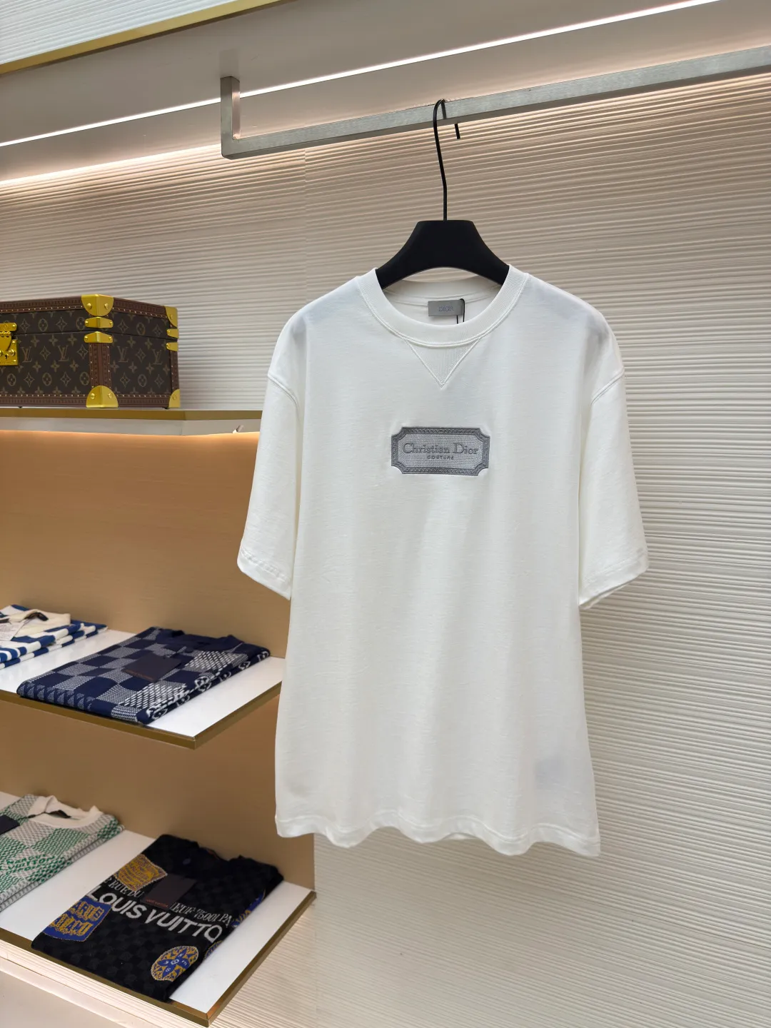DIOR water-soluble embroidered logo short sleeves ●Authentic product: purchased and developed for 7400 ●Item number: 1680225-A00 ●Fabric: combed cotton compact yarn ●Technology: embroidery ●Version: fitted version ●Weight: about 300 grams ●Size: XS-S-M-L ●Description: The fabric is made of 21s double-yarn combed cotton compact yarn, weight 280g, matched with 32s double-yarn flat machine 1*1 to weave ribs, the front blade embroidery is embroidered with Tajima machine imported from Japan, and polyester-cotton mercerized embroidery thread is used for the bottom The layers are padded with cold water-soluble fabric, and the outer ring is surrounded by overlapping three-dimensional embroidery. The inner letters are embroidered with short needles, and the lines are embroidered with double-needle tatami offset embroidery. The ready-made garments are washed and dissolved with water-soluble fabric. The embroidered part feels soft to the touch, and the inner lining does not cut the flesh when worn.