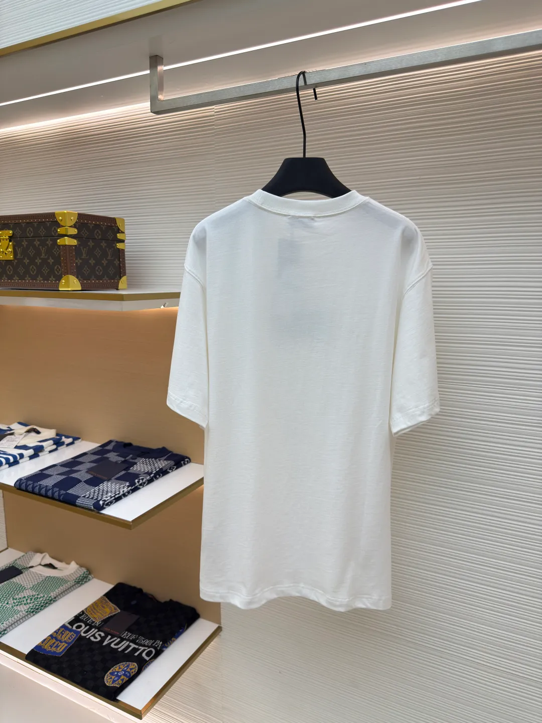 DIOR water-soluble embroidered logo short sleeves ●Authentic product: purchased and developed for 7400 ●Item number: 1680225-A00 ●Fabric: combed cotton compact yarn ●Technology: embroidery ●Version: fitted version ●Weight: about 300 grams ●Size: XS-S-M-L ●Description: The fabric is made of 21s double-yarn combed cotton compact yarn, weight 280g, matched with 32s double-yarn flat machine 1*1 to weave ribs, the front blade embroidery is embroidered with Tajima machine imported from Japan, and polyester-cotton mercerized embroidery thread is used for the bottom The layers are padded with cold water-soluble fabric, and the outer ring is surrounded by overlapping three-dimensional embroidery. The inner letters are embroidered with short needles, and the lines are embroidered with double-needle tatami offset embroidery. The ready-made garments are washed and dissolved with water-soluble fabric. The embroidered part feels soft to the touch, and the inner lining does not cut the flesh when worn.