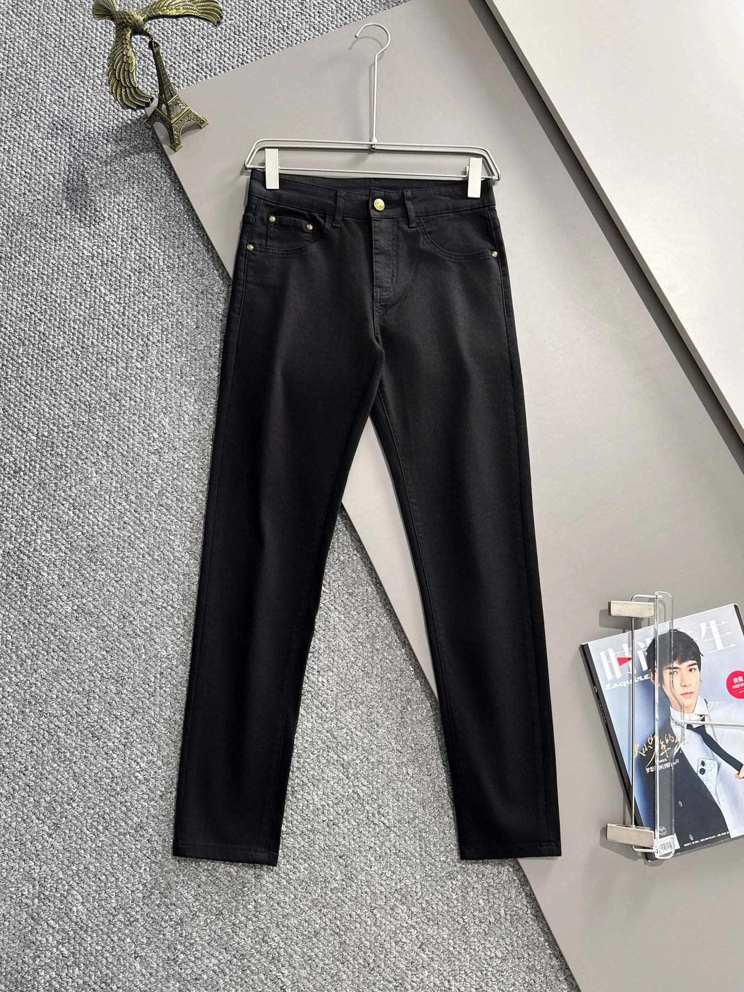 🅿️360 Dior's new 2025 summer embroidered pocket slim-fit jeans trousers are produced using imported Japanese Denim plain cotton denim fabrics, complete with three labels, simple yet elegant, soft, delicate and comfortable, and versatile and fashionable on the upper body! Light luxury, a must-have item for daily commuting! Color: Black White Size: 28-40 (please state your height and weight when placing an order)