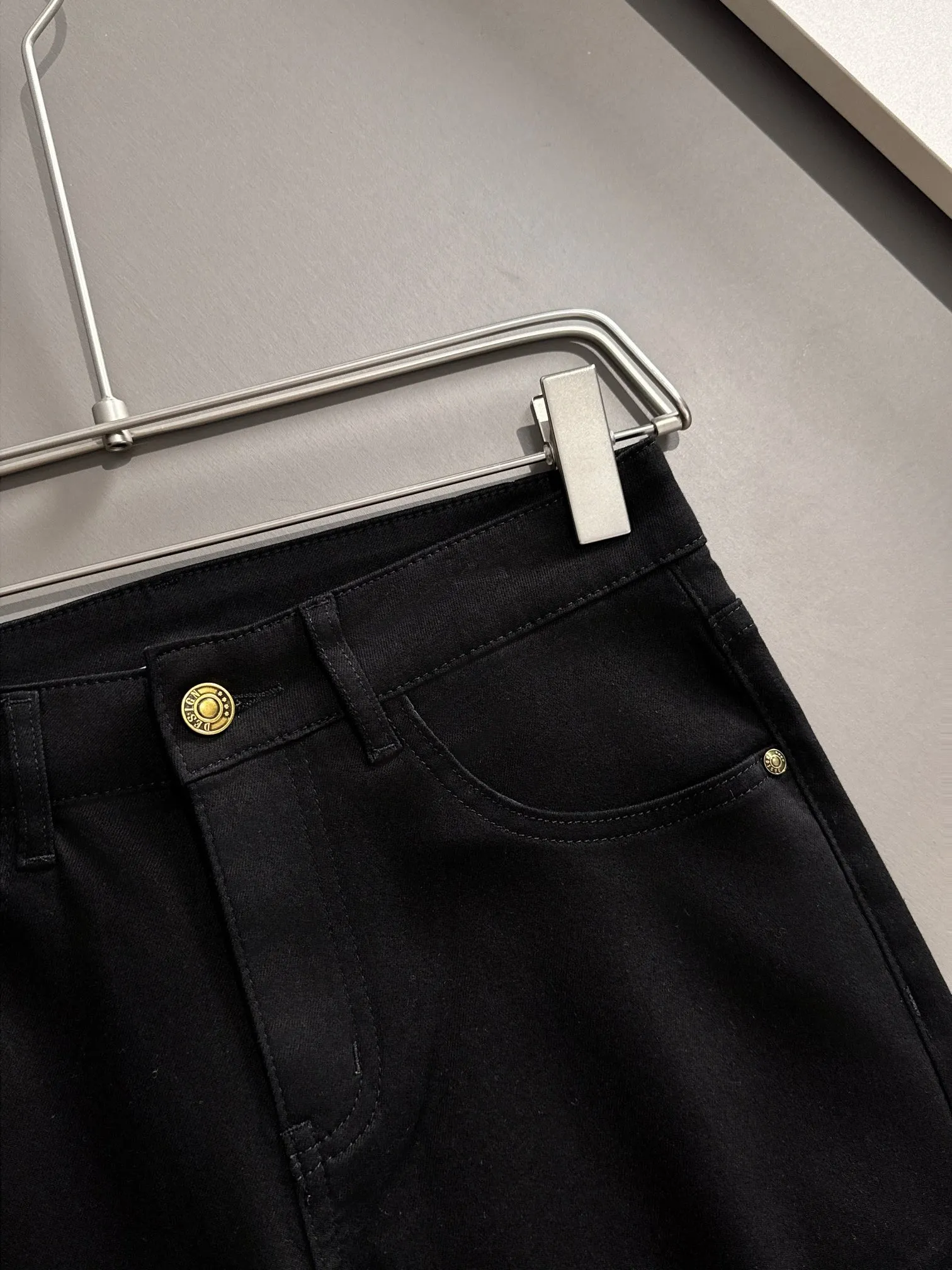 🅿️360 Dior's new 2025 summer embroidered pocket slim-fit jeans trousers are produced using imported Japanese Denim plain cotton denim fabrics, complete with three labels, simple yet elegant, soft, delicate and comfortable, and versatile and fashionable on the upper body! Light luxury, a must-have item for daily commuting! Color: Black White Size: 28-40 (please state your height and weight when placing an order)
