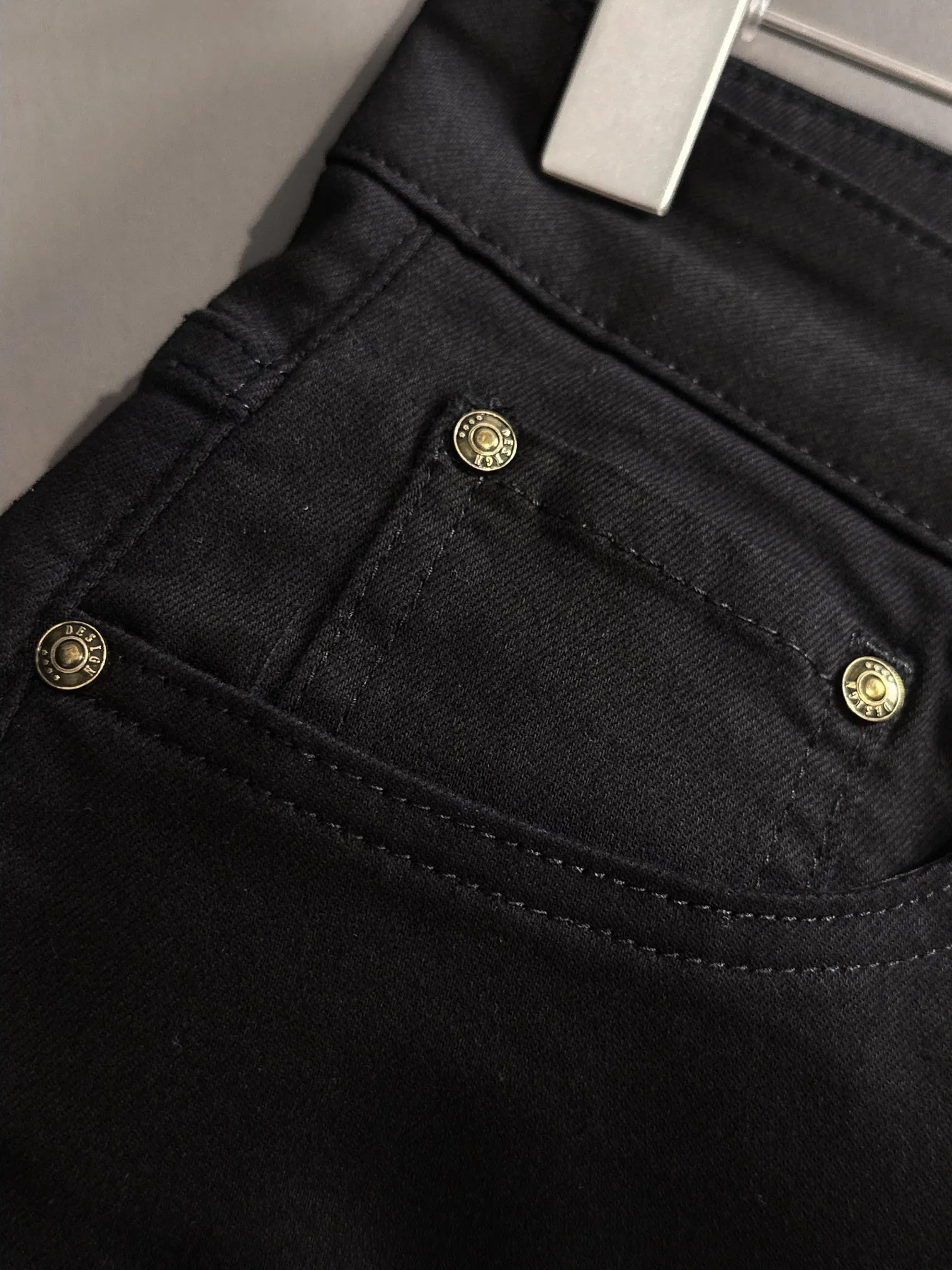 🅿️360 Dior's new 2025 summer embroidered pocket slim-fit jeans trousers are produced using imported Japanese Denim plain cotton denim fabrics, complete with three labels, simple yet elegant, soft, delicate and comfortable, and versatile and fashionable on the upper body! Light luxury, a must-have item for daily commuting! Color: Black White Size: 28-40 (please state your height and weight when placing an order)