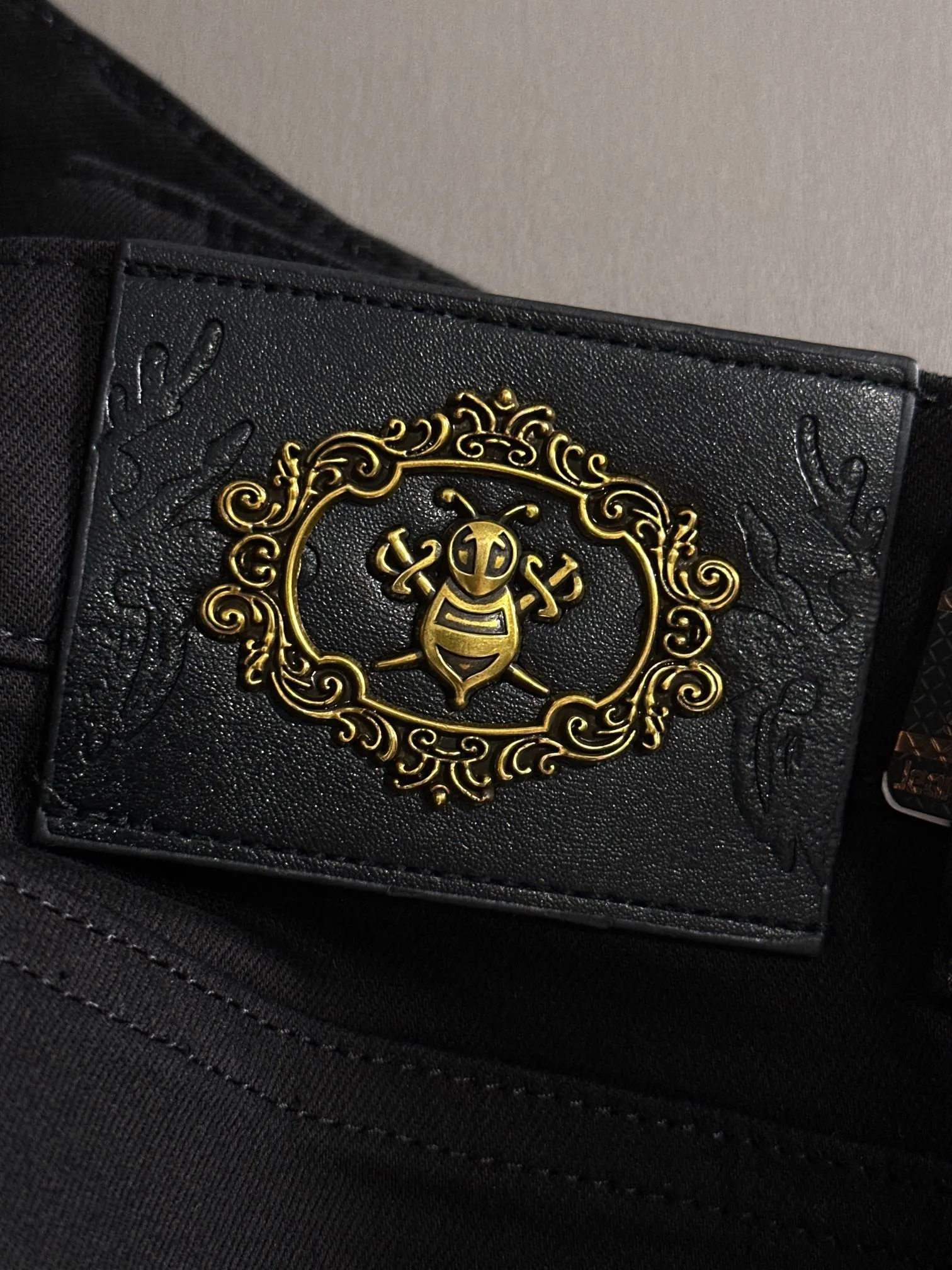 🅿️360 Dior's new 2025 summer embroidered pocket slim-fit jeans trousers are produced using imported Japanese Denim plain cotton denim fabrics, complete with three labels, simple yet elegant, soft, delicate and comfortable, and versatile and fashionable on the upper body! Light luxury, a must-have item for daily commuting! Color: Black White Size: 28-40 (please state your height and weight when placing an order)