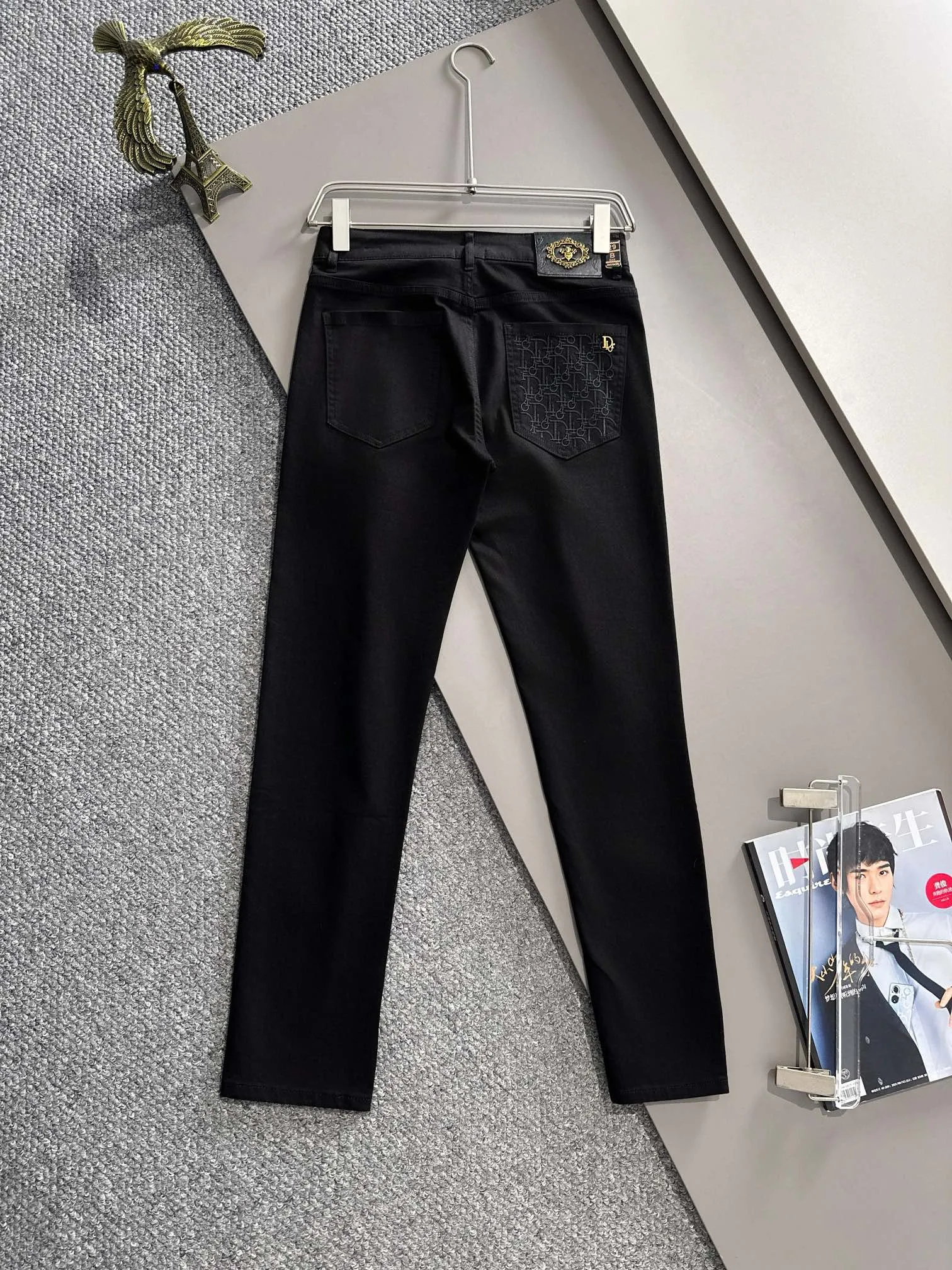 🅿️360 Dior's new 2025 summer embroidered pocket slim-fit jeans trousers are produced using imported Japanese Denim plain cotton denim fabrics, complete with three labels, simple yet elegant, soft, delicate and comfortable, and versatile and fashionable on the upper body! Light luxury, a must-have item for daily commuting! Color: Black White Size: 28-40 (please state your height and weight when placing an order)