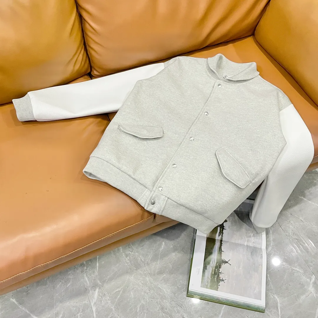 🅿️410 Dior➡️Dior 2025ss runway style baseball jacket. I ordered the original model and it took a month to finally ship. I love it so much. The upper body is really handsome. A blogger on Douyin said that LV's new products this year will become the future trend. If you look through street photos, you will find that celebrities regard it as a collectible jacket, a must-have item for men and women who want light luxury for commuting. Developing the highest version on the entire network, it took 1 month to customize and the cost was extremely high. The German imported flat-machine made custom-woven wool jacquard threads, using the first layer of imported lambskin. The pleated texture is unparalleled. It is hand-cut and meticulously crafted. The stitching position is very technical. Whether the whole garment is good or not depends on this position. Top-notch workmanship and details can stand the test. A full set of customized accessories, the letters are clear and perfectly restored without any difference. High-end atmosphere and full grade! The entire dress is exclusively customized with heavy craftsmanship. The towel patch embroidery is perfectly combined with craft embroidery and precise stitching! Absolute craftsmanship quality!